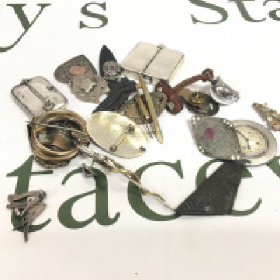 A mixed lot of fob watches and brooches including some silver examples.