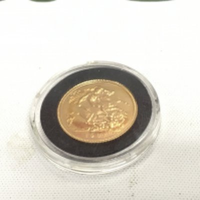 A 1987 cased half sovereign. Approx weight 4.00 grams.