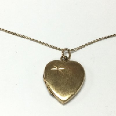 A 9ct gold heart pendant and chain. 7.75g