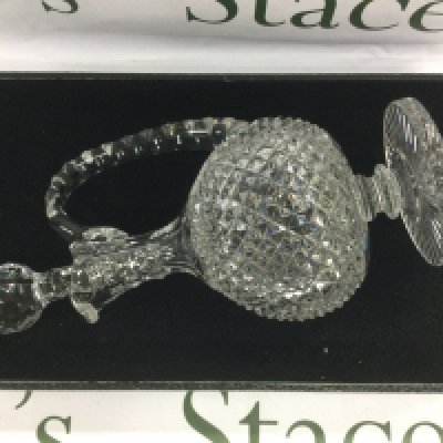 A certificated Waterford crystal claret decanter, approx height 30cm. Comes with COA. Shipping category D.