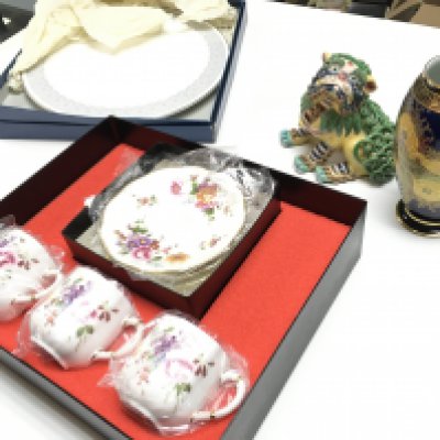 A collection of ceramics including Royal Crown Derby, Carltonware vase, Chinese Fu dog figure, Royal Worcester
