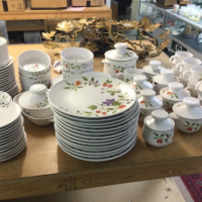 A Noritake Progrssion china dinner service approximately 80 pcs. Postage D