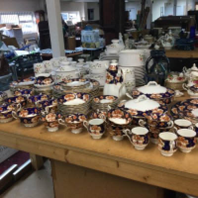 A large Royal Albert Heirloom pattern tea and dinner set including plates, cups, saucers etc . This lot cannot be posted