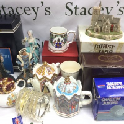 A collection of mainly ceramics comprising Sadler teapots, Royal Mint figures etc. Shipping category D.