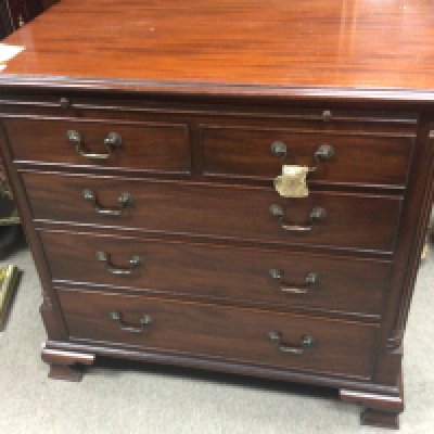A quality Mahogany George III style chest of drawers with brushing slide above two short and three long drawers on ogee bracket feet. 90cmx50cm height 84cm