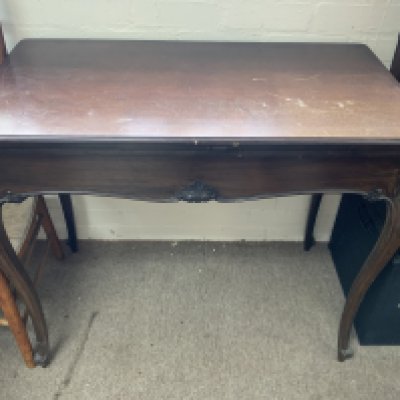 A Victorian mahogany card table. 89cm x 49cm x 76cm