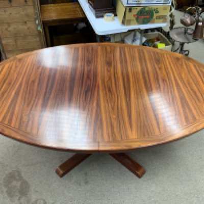 A 1970s Rosewood veneered oval dining table. 18cm x 120cm x 73cm.