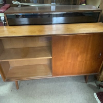 A mid century teak bookcase/ sideboard. 121cm x 27cm x 76cm