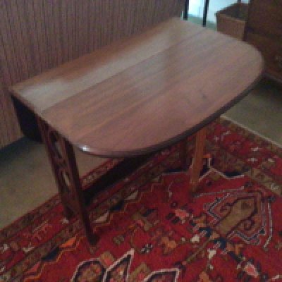 An Edwardian straight grain walnut Sutherland table.