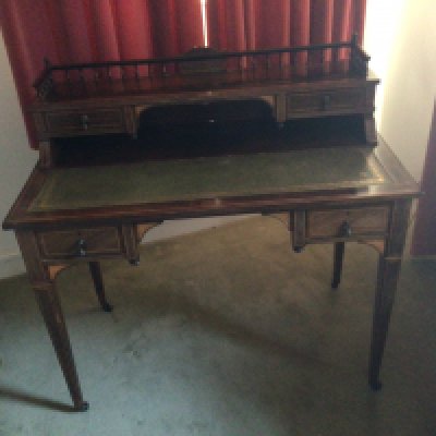 A quality Edwardian inlaid rosewood desk with a raised gallery and green leather inset top.