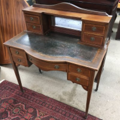 An Edwardian desk with leather top. 90 x 47 x 101cm