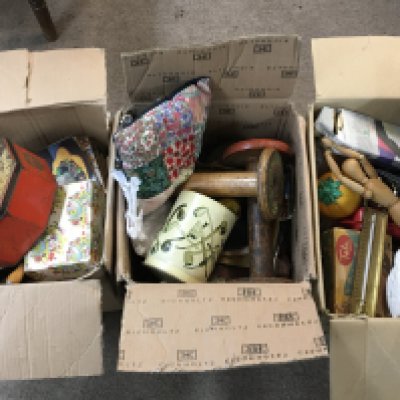 A collection of assorted odds including tins, brooches etc
