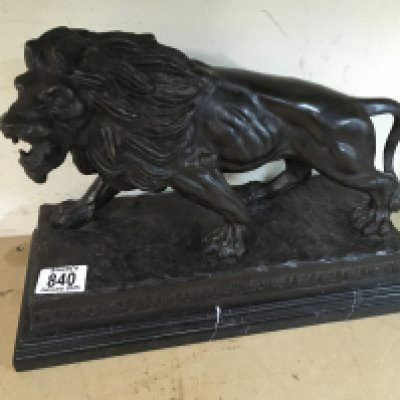 A bronzed line on a marble base . 27 x 33 cm .