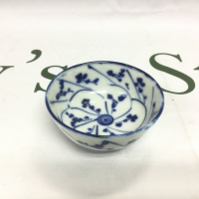 A small Chinese blue and white tea bowl, approx diameter 7.5cm. Shipping category D.
