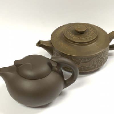 2 Chinese republican period Yi Xing terracotta teapots. (D)