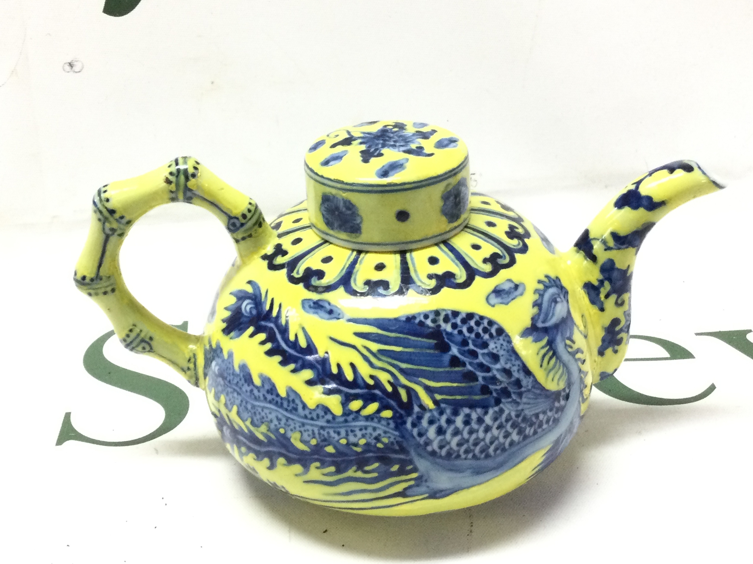 Six character Chinese teapot and lid (restored) .9cm tall