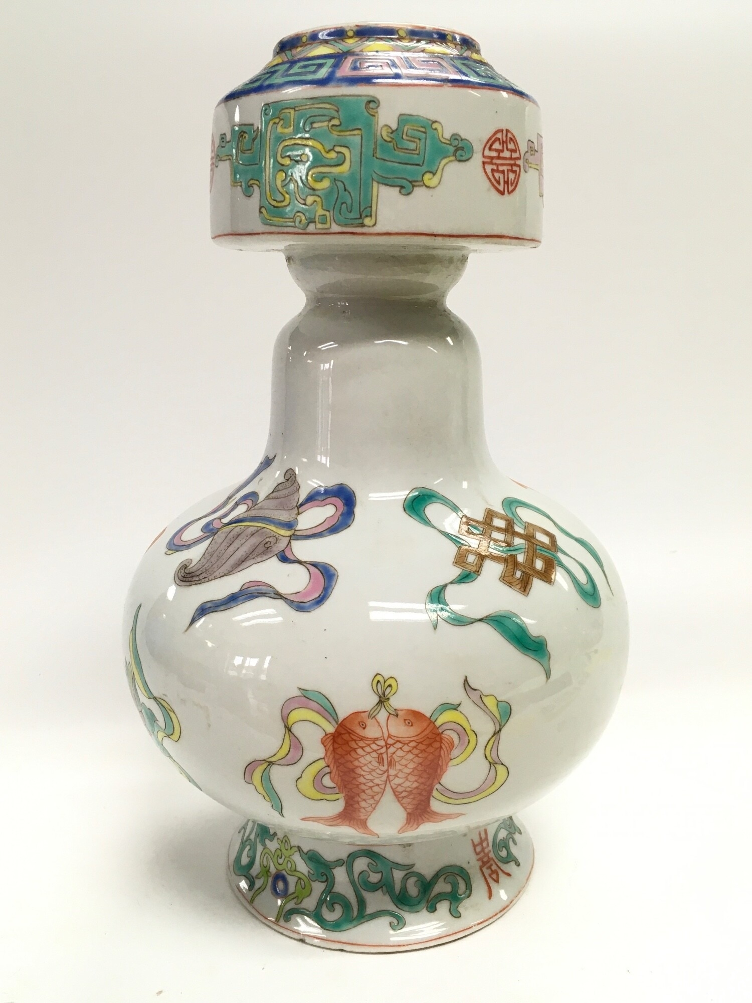 A Chinese famille verte double gourd bottle vase with a six character mark at base. 26cm tall