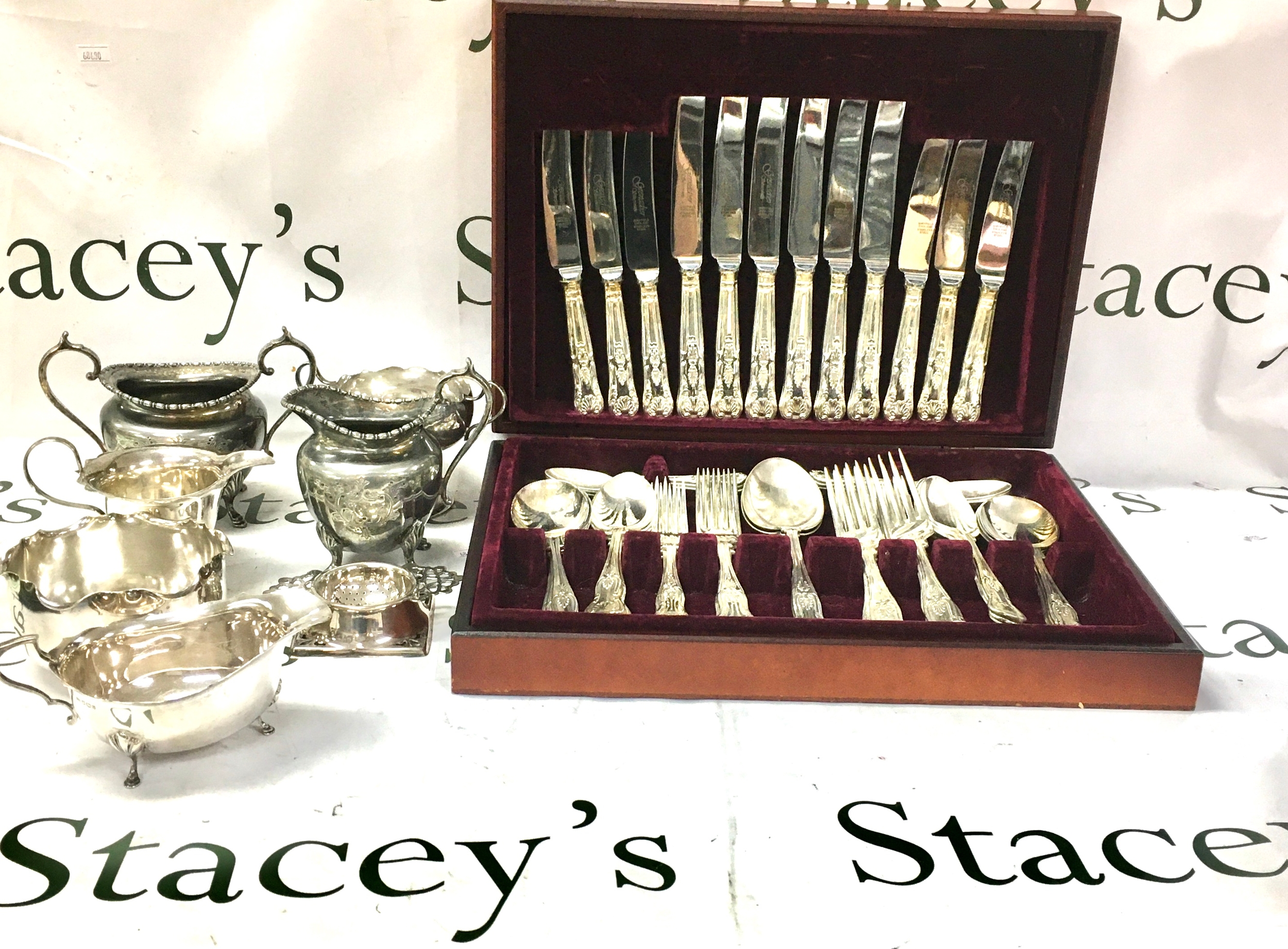 Vintage mahogany-cased kings pattern EPNS cutlery set, plus mixed silver-plated hollow-ware including 2 cream jugs, 2 sugar bowls, sauce boat and tea strainer. Silver pot: 115g