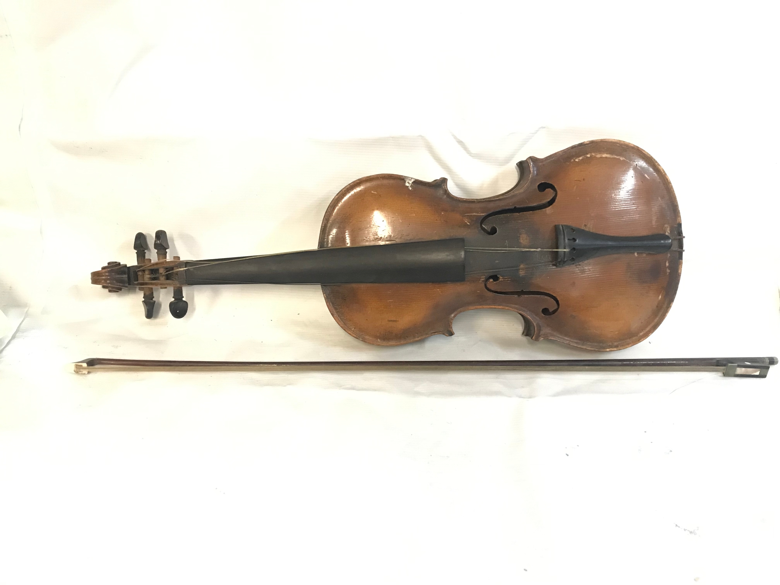Two violins wit button to back length : 37cm