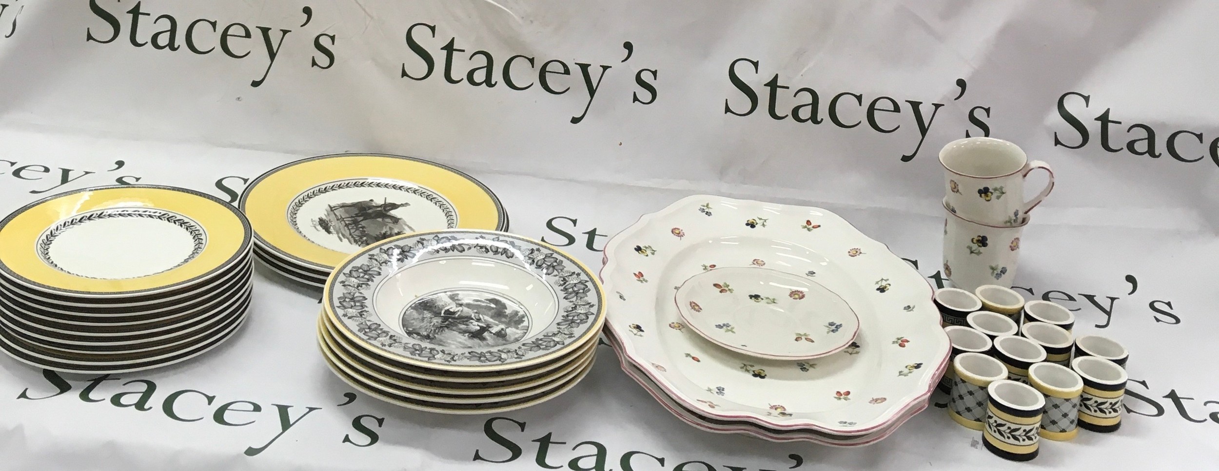A Villeroy & Boch Audun Chasse House and golden collection dinner service
