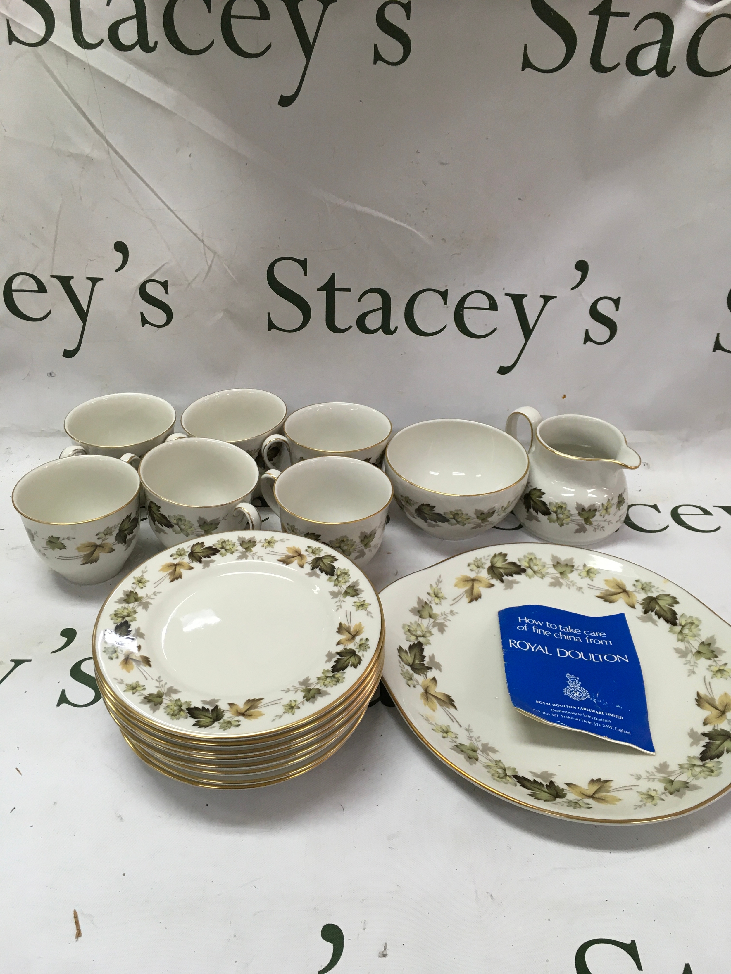 A collection of Royal Doulton tableware 