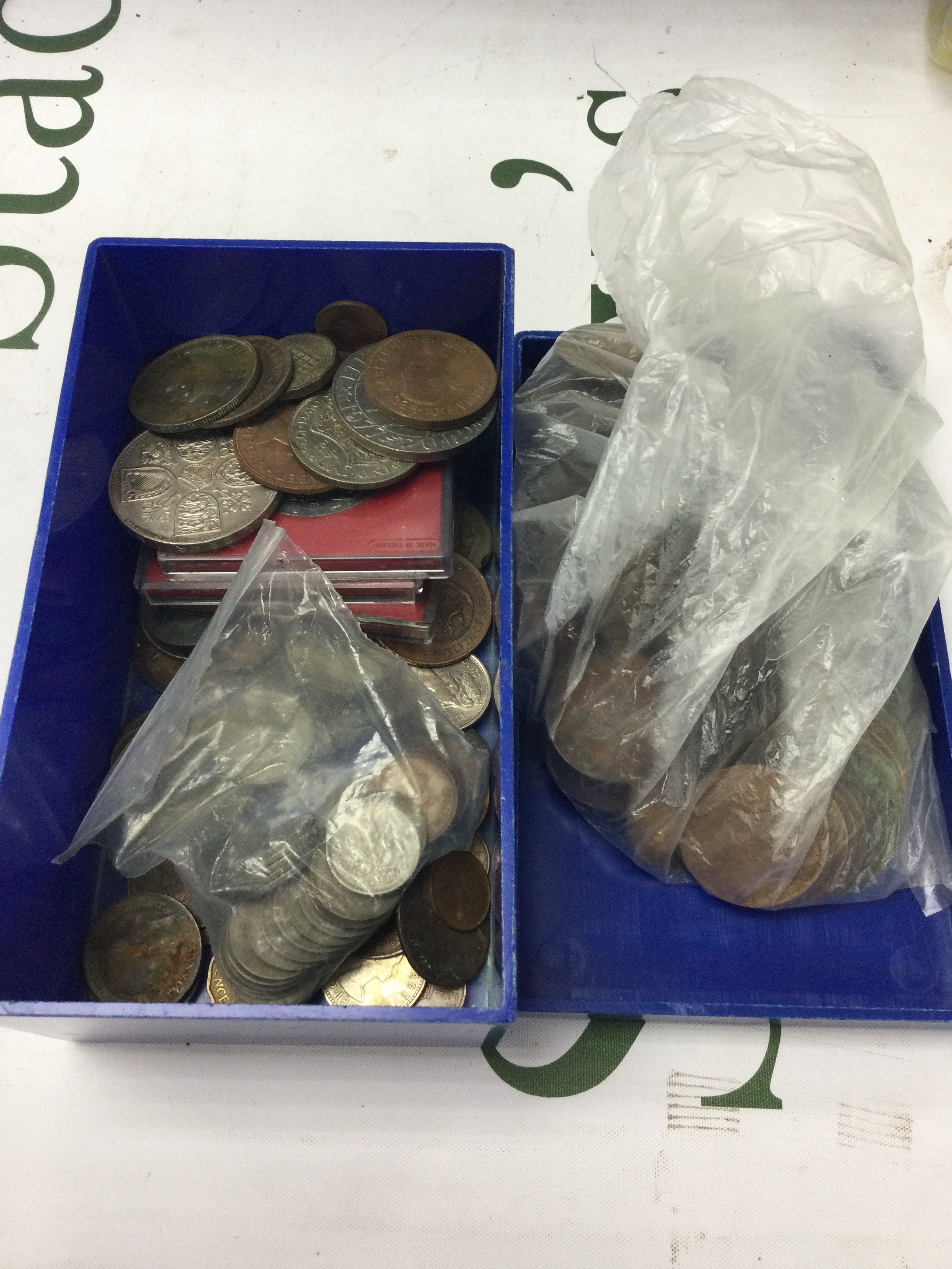  A collection of loose coinage 