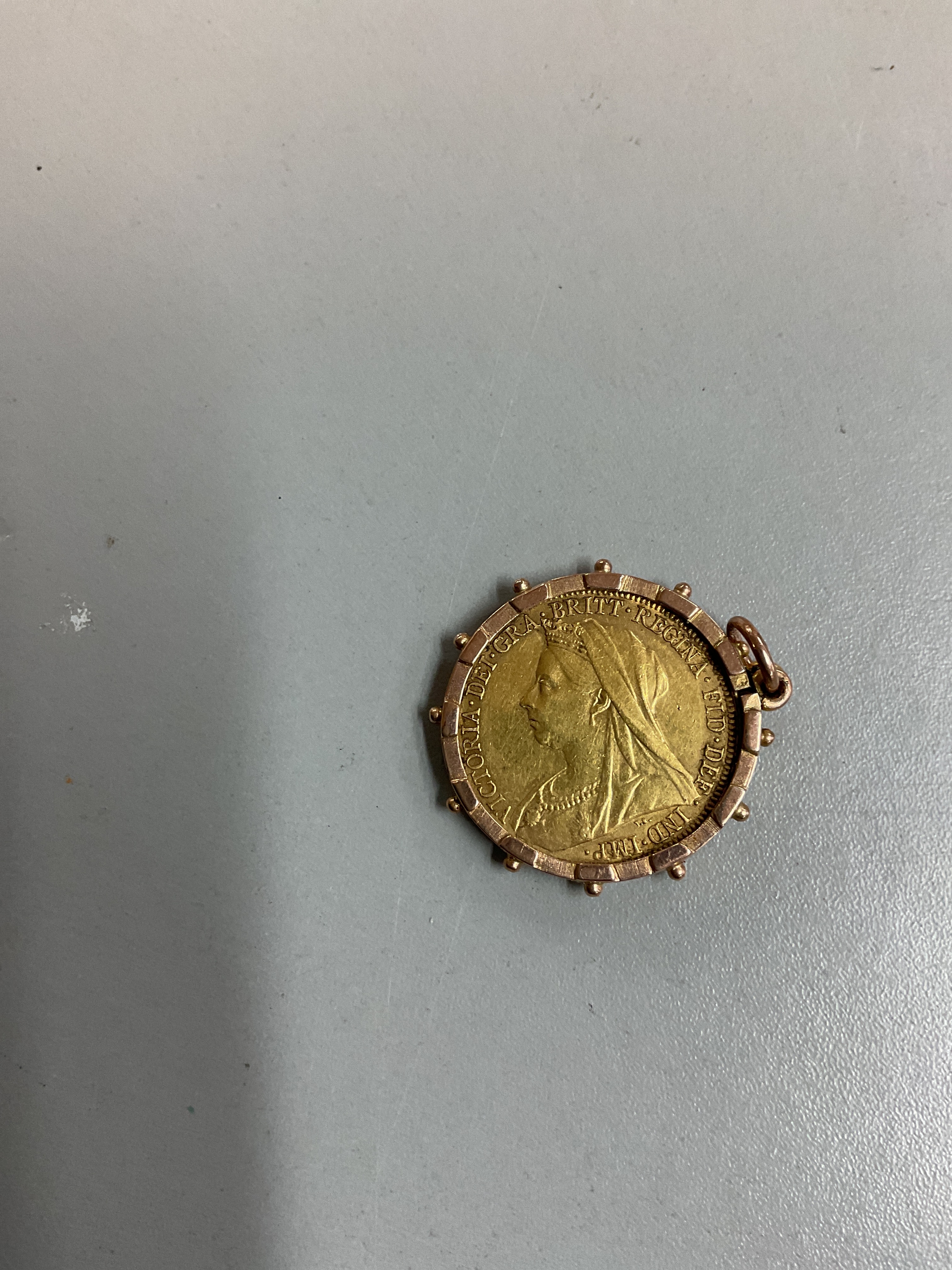 1893 Sovereign in 9 ct mount, weight,9,6 grams.