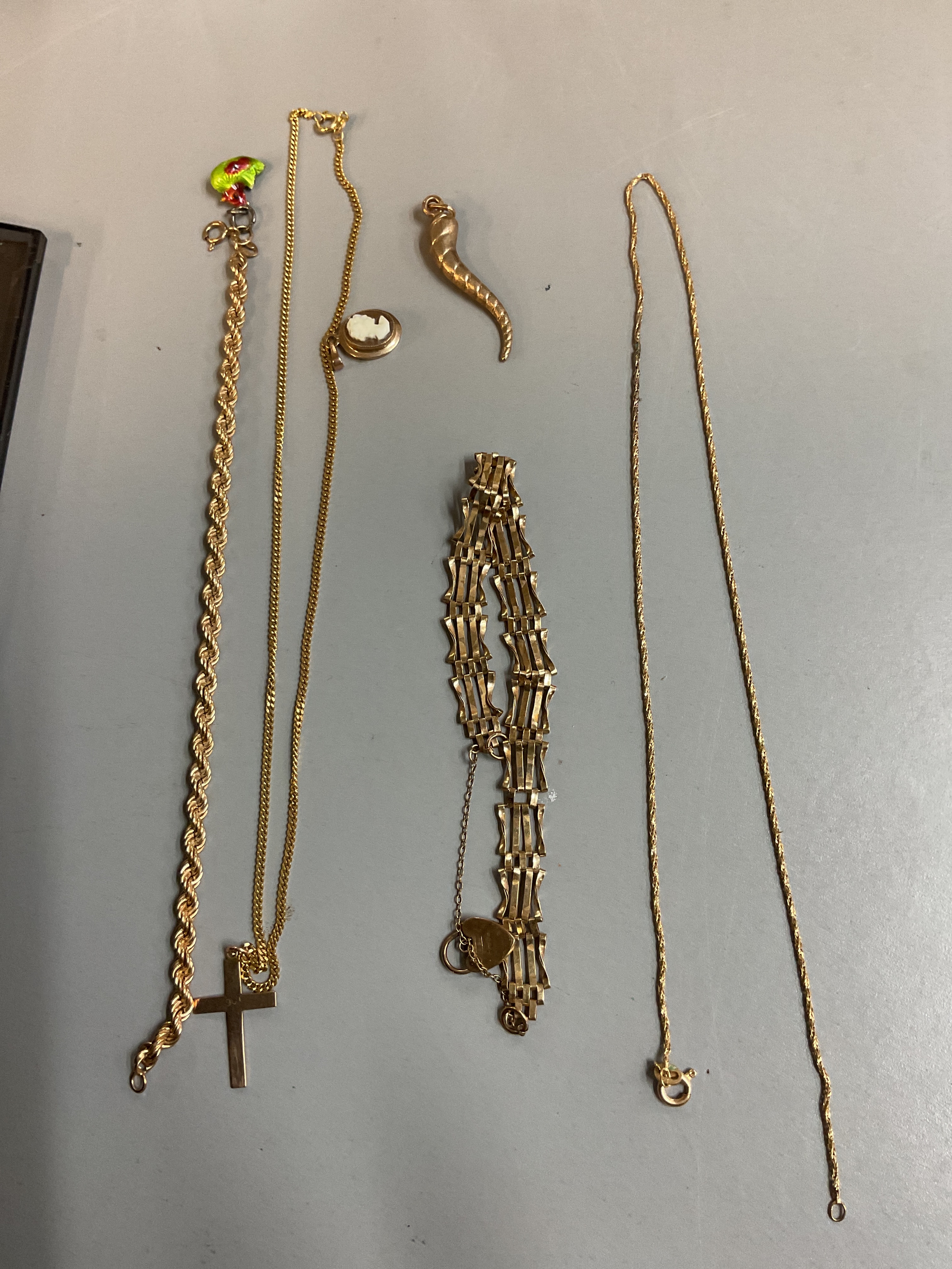 Qty 9 ct bracelets, pendants etc, weight 18 grams.