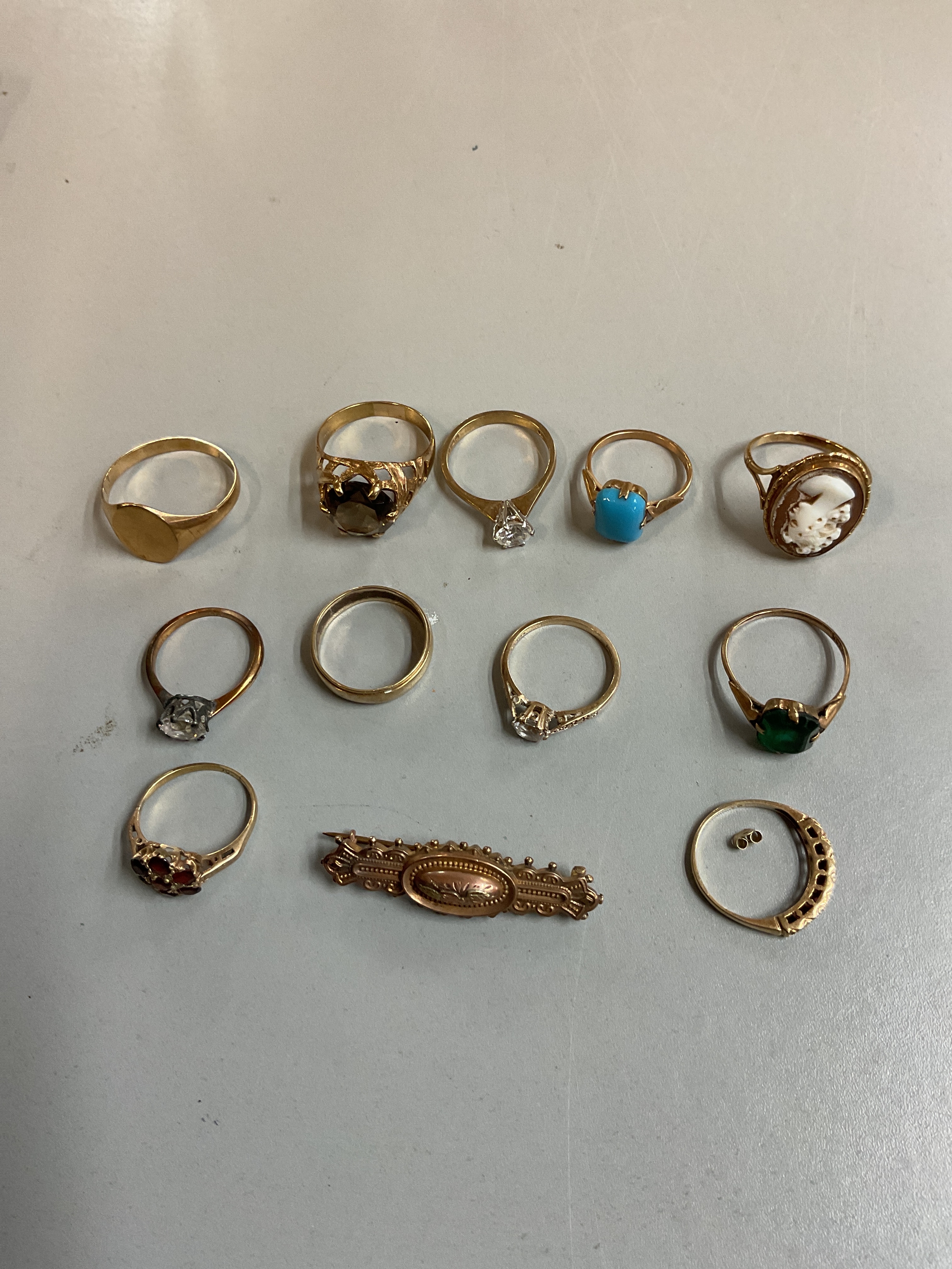 Qty of gold rings and 9ct gold brooch.weight 26.5 grams.