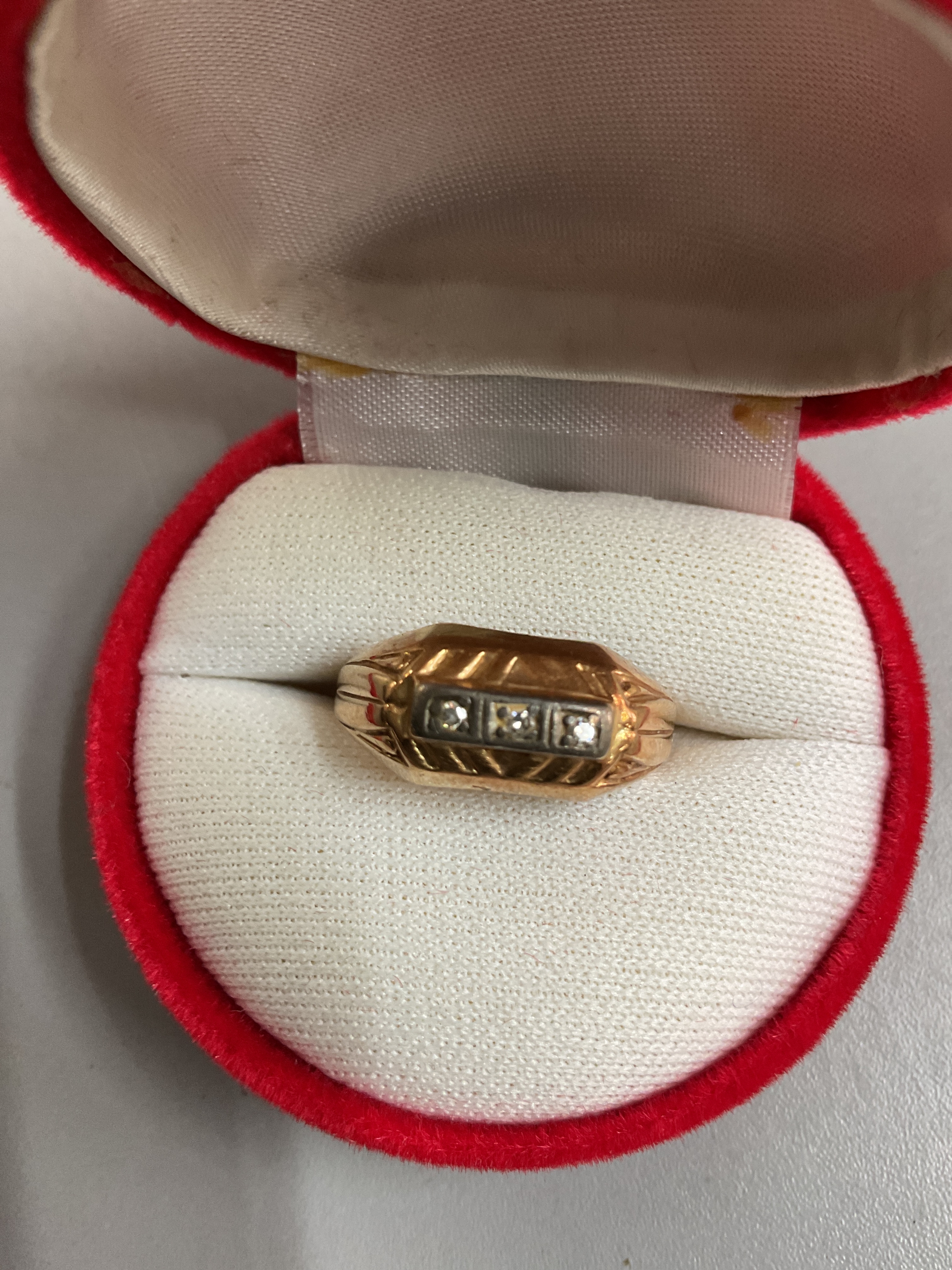14 ct gents Diamond dress ring weight, 3.5 grams