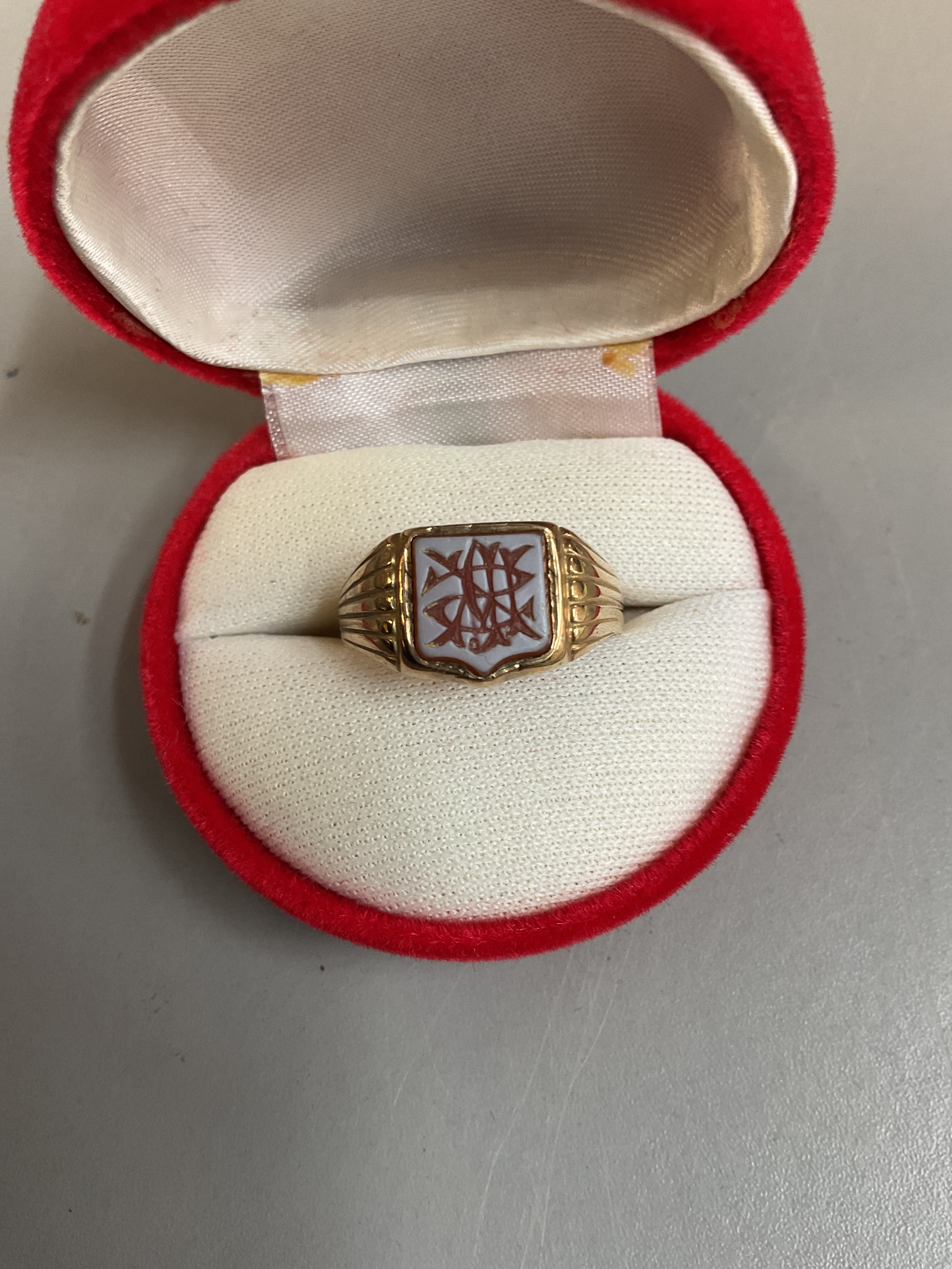 Gents 9 ct seal topped ring, weight 5 gram
