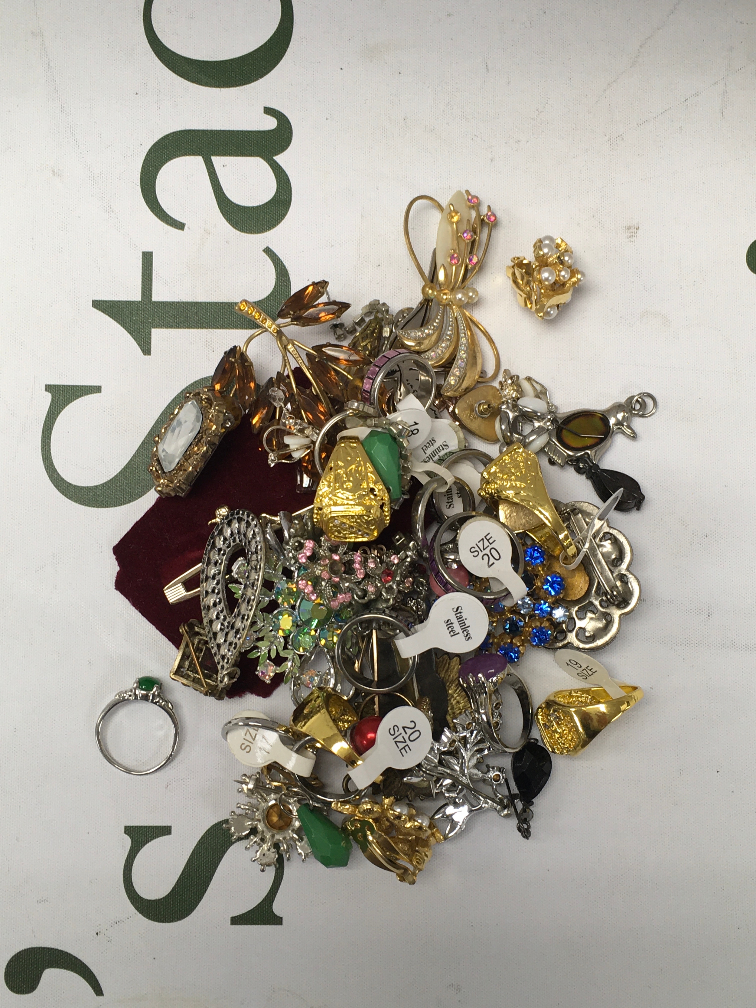 A Jewellery lot including earrings, broaches and rings.