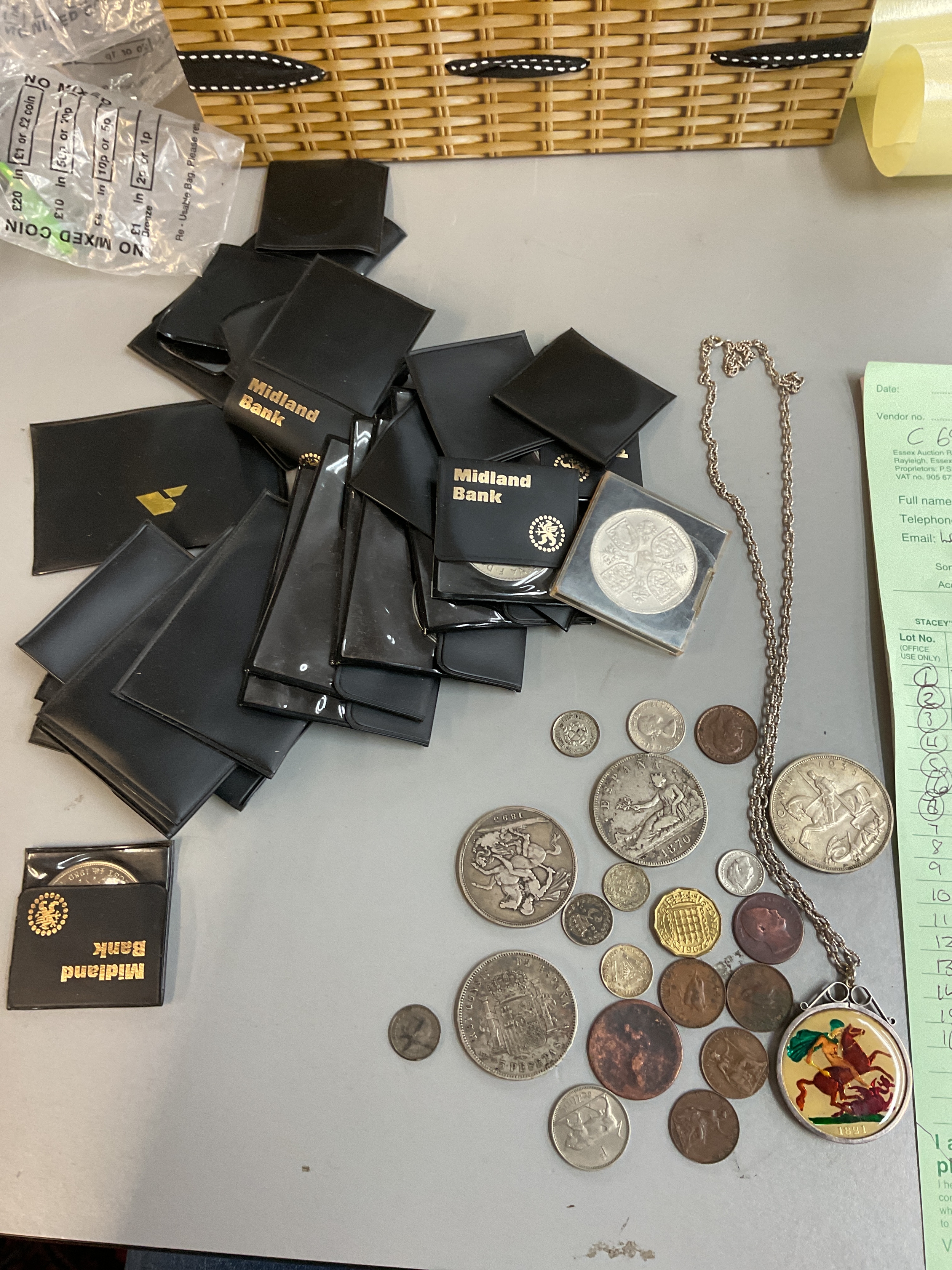 Qty coins to inc crowns, 1821, 1893, 1935, Spanish large pesetas and lots of commemorative crowns.