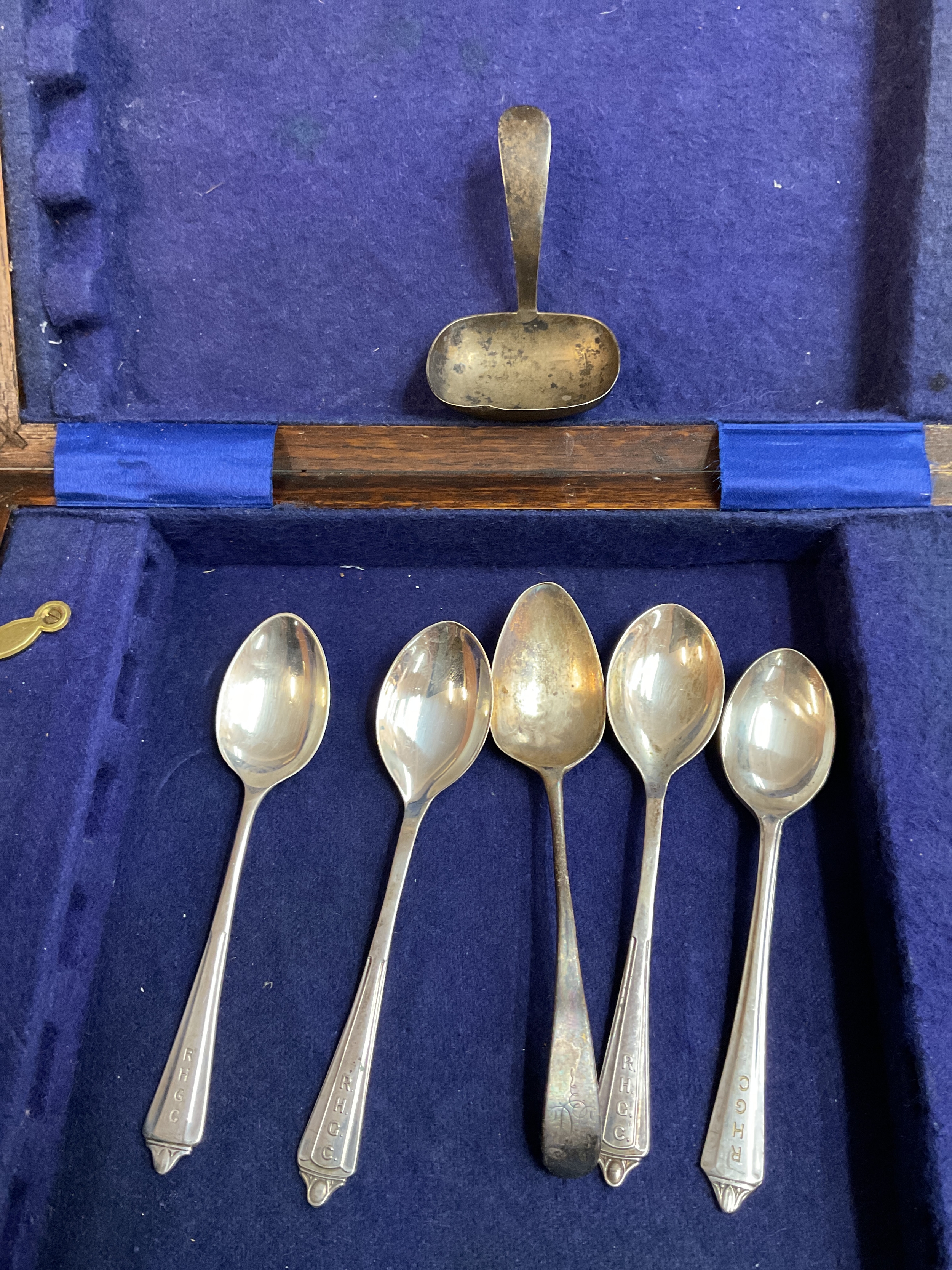 Qty silver spoons and pencil and cutlery set with k engraved. Silver weight 70 grams.