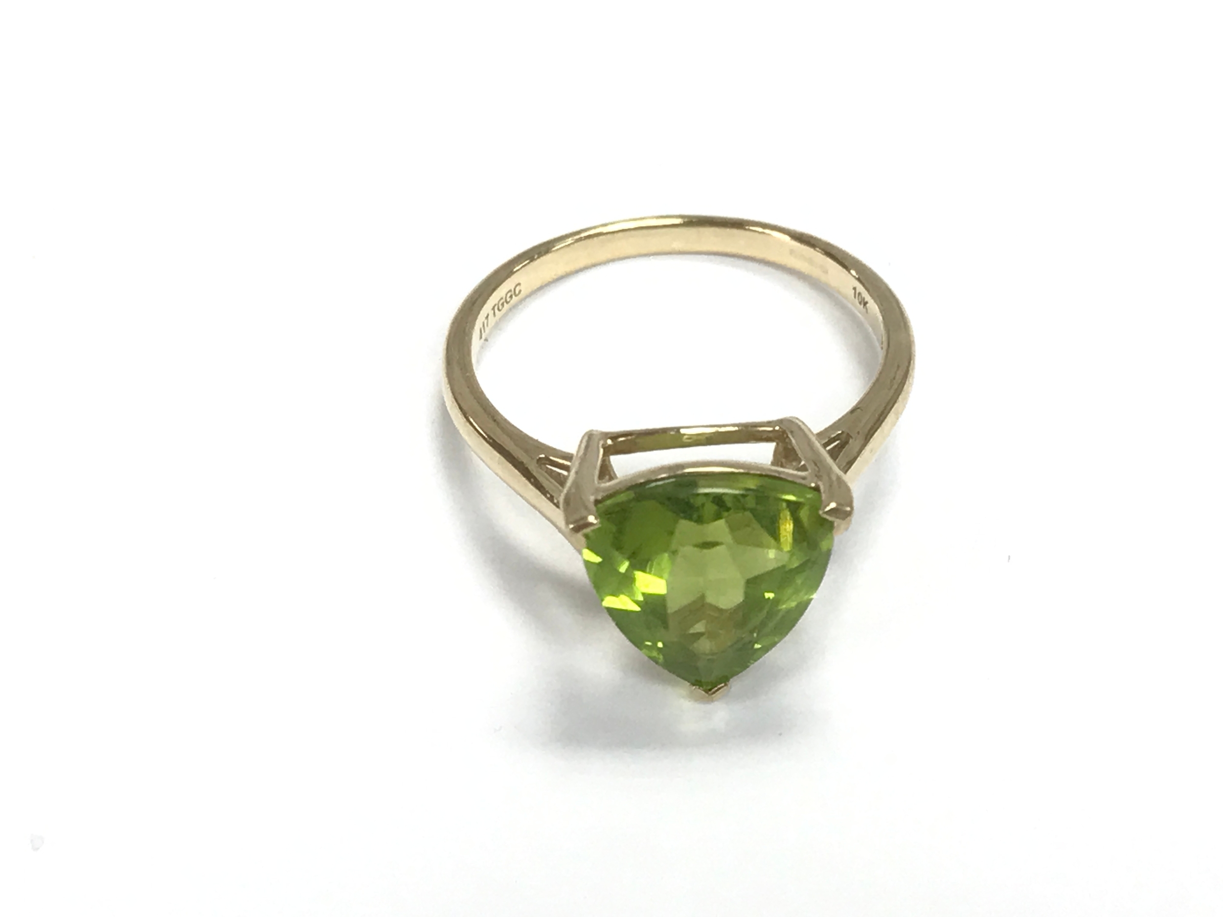 A 9ct peridot ring size N