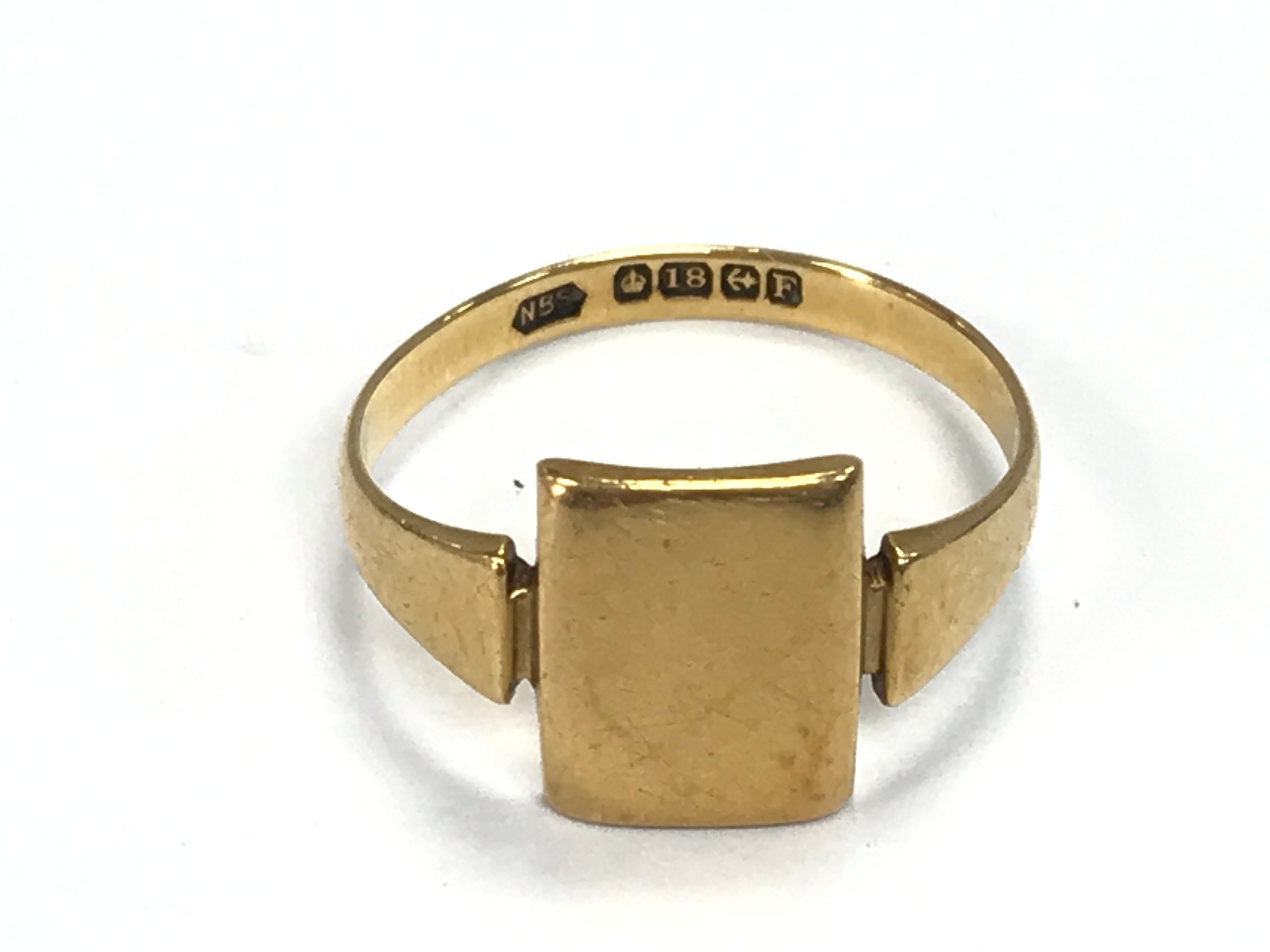 An 18ct gold gents ring. Size Q 1/2 and 3.9g