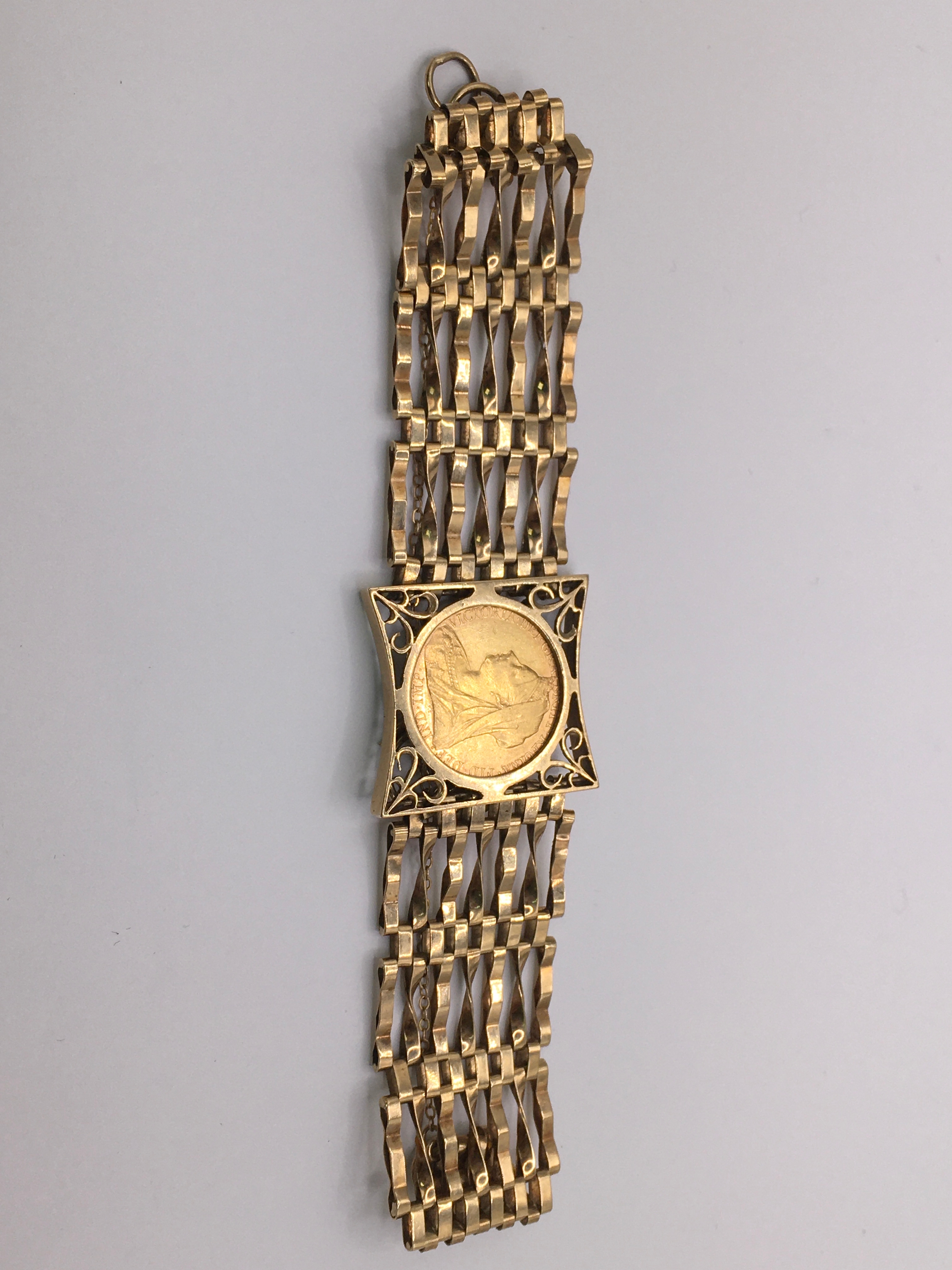 A 9ct gold gate bracelet set with a 1900 Victorian full sovereign, and heart shaped padlock clasp. Approx: L13 x W3 cm.