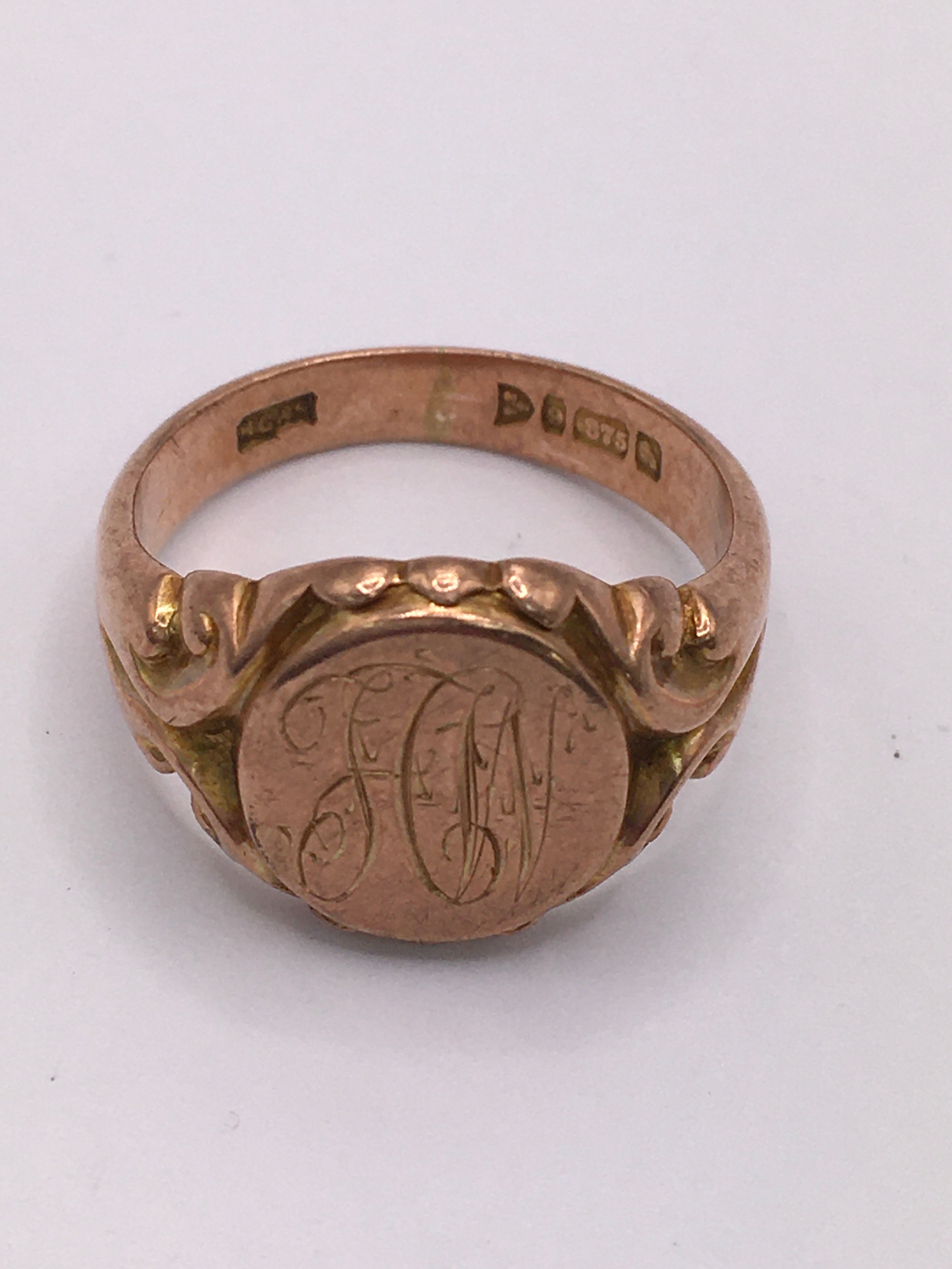 A 9ct gold, gent's antique signet ring with engraved scroll mount.Approx size R. 