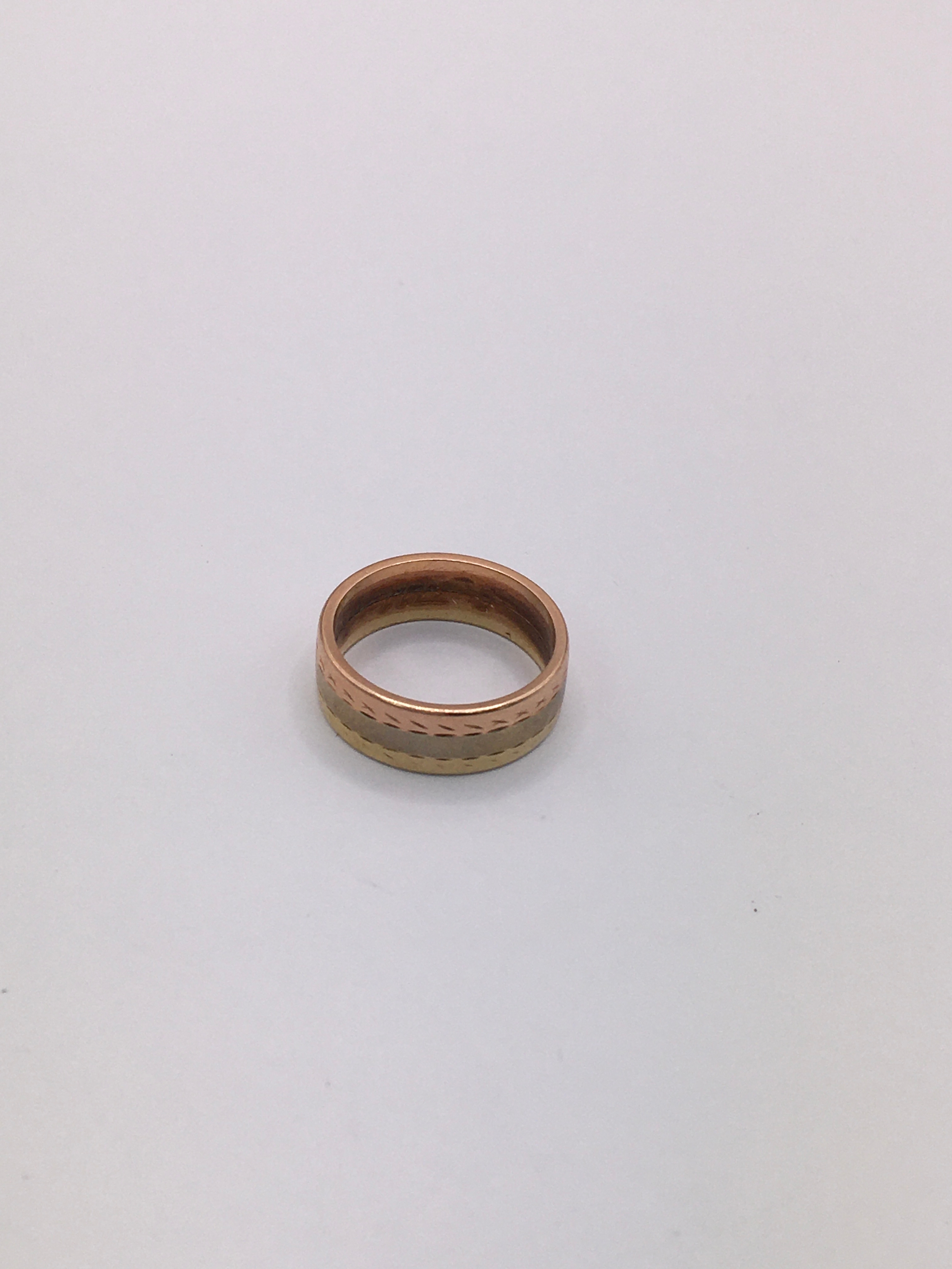 A 9ct gold, three tone wedding band. Approx I, small size.