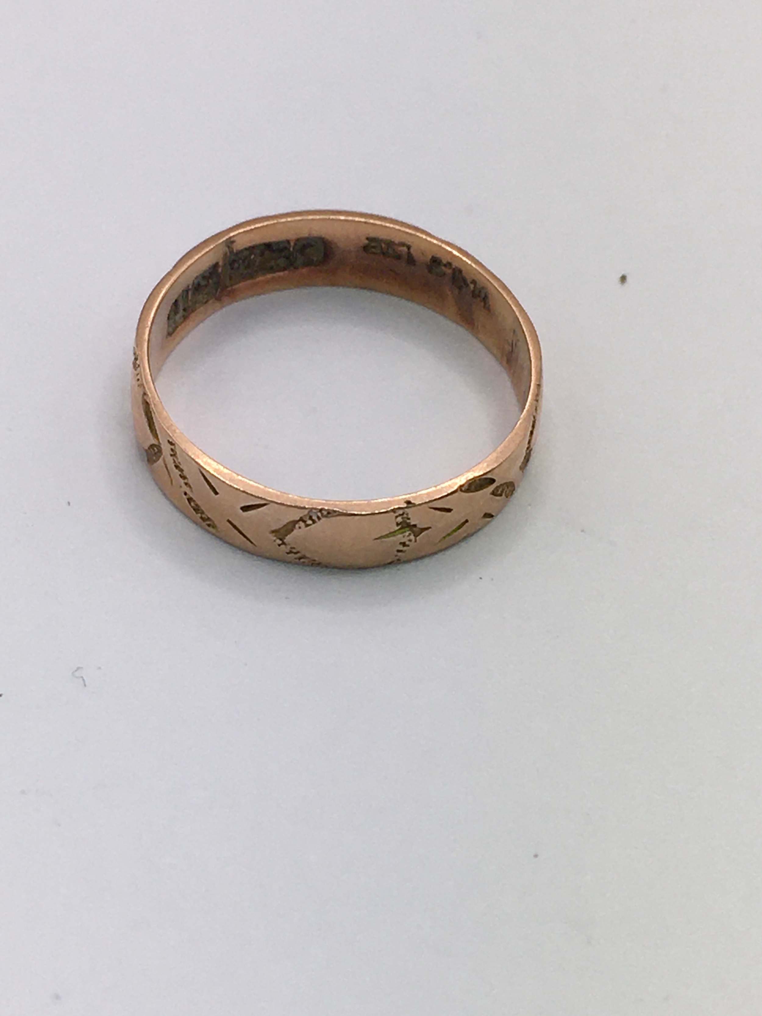 A 9ct gold, engraved wedding band. Approx size H, small size. 