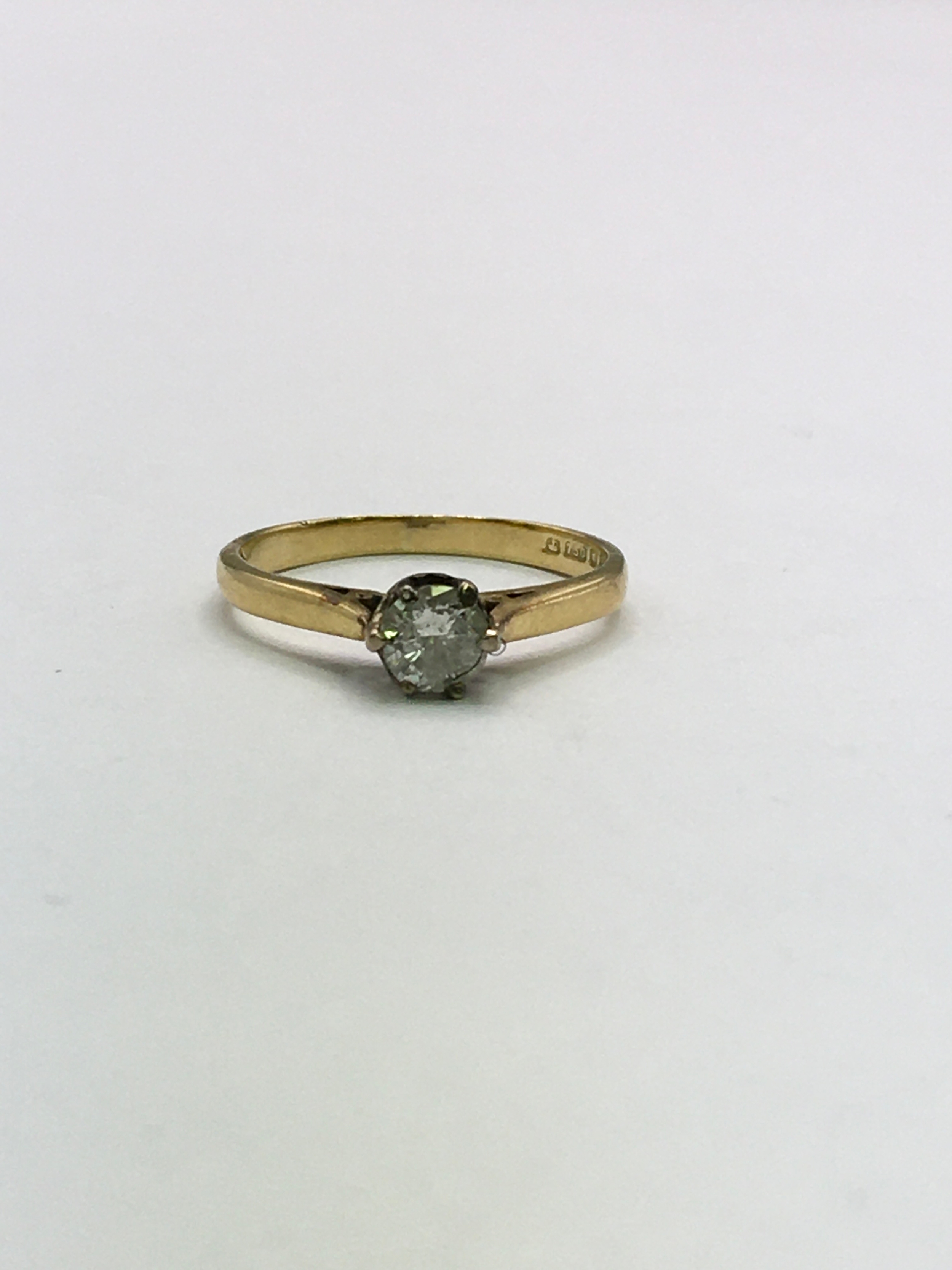 An 18ct gold ring set with a diamond. Approx size L