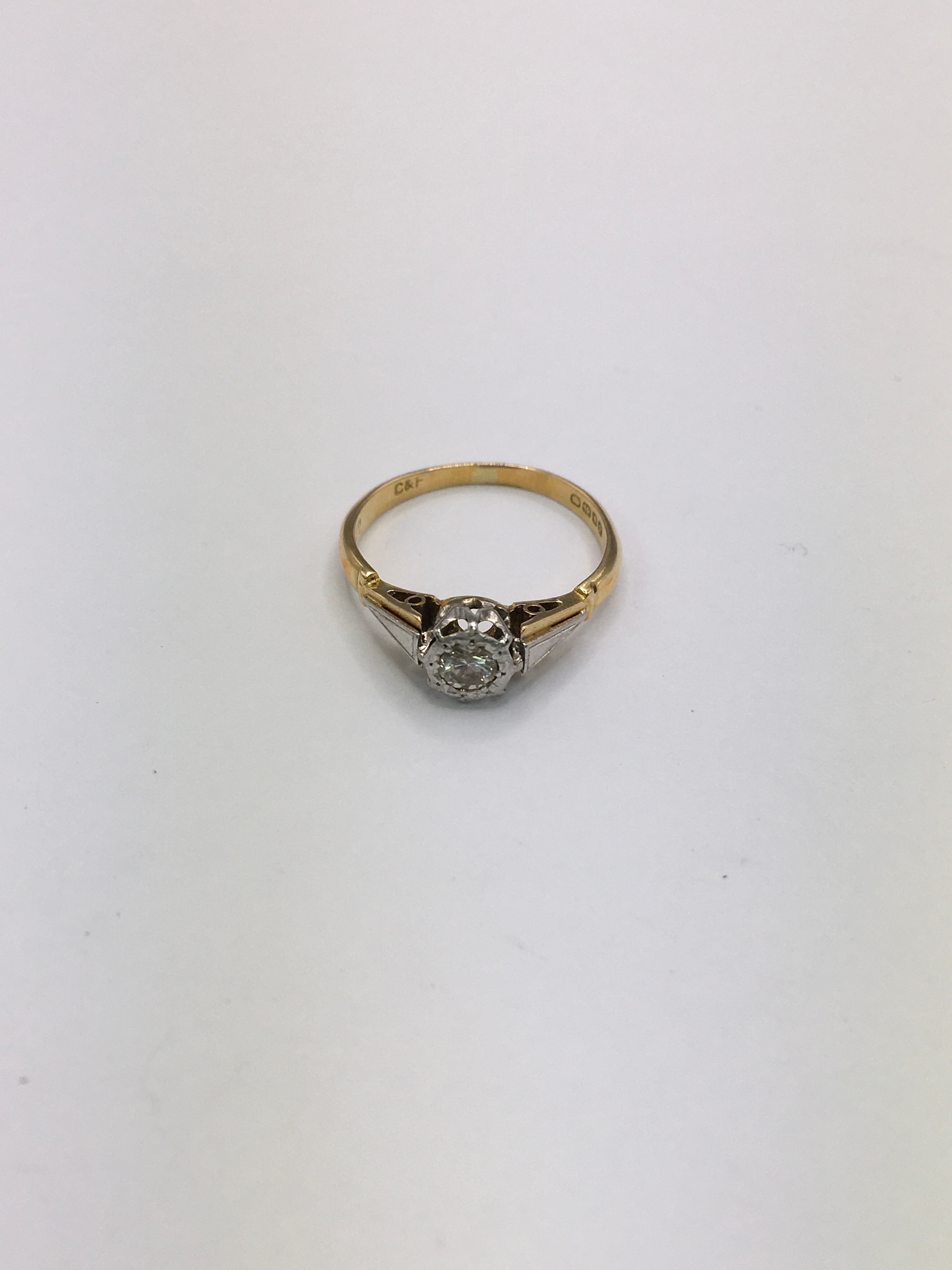 An 18ct gold ring set with small diamond. Approx size H, small size