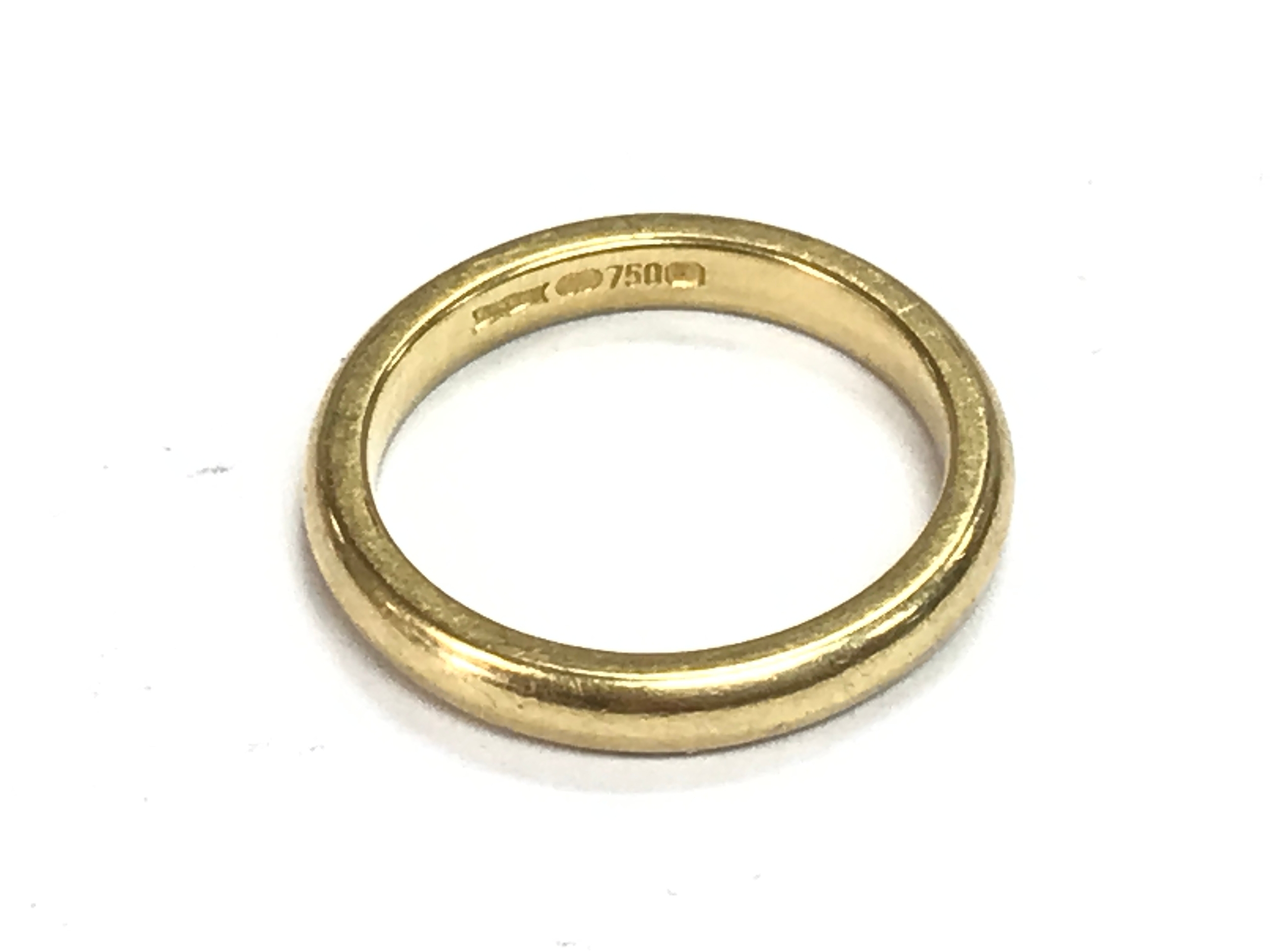 An 18ct gold wedding band. Size K and 4.3g 