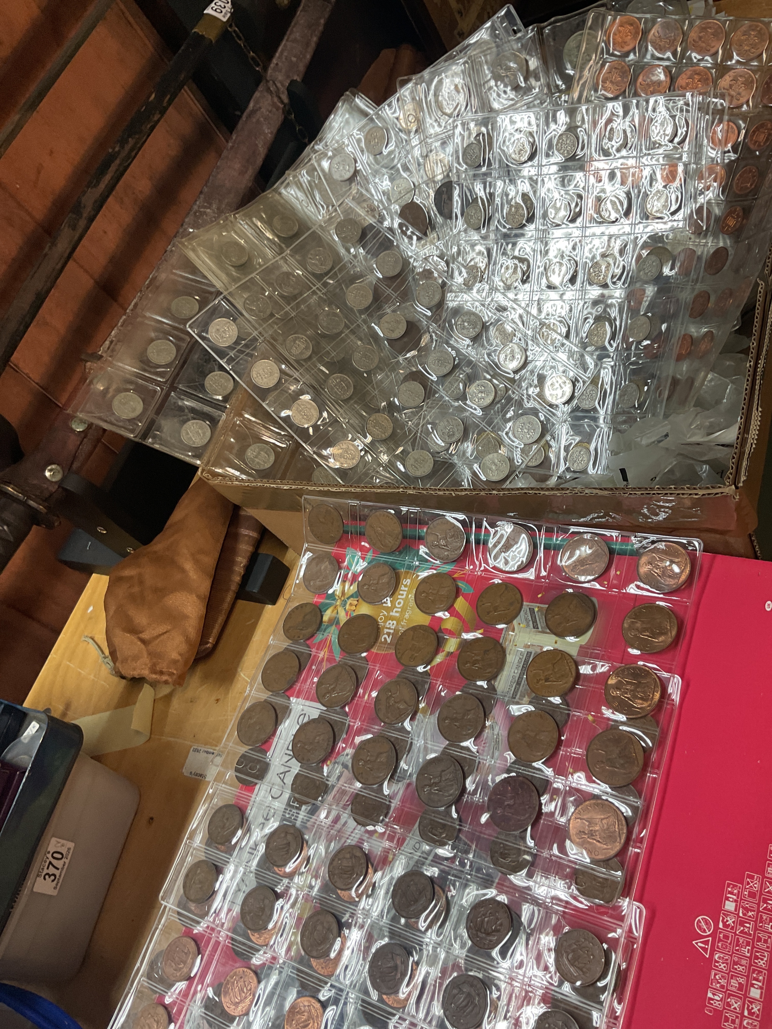Neatly presented coin collection to inc 1950 penny and lots of bagged examples 