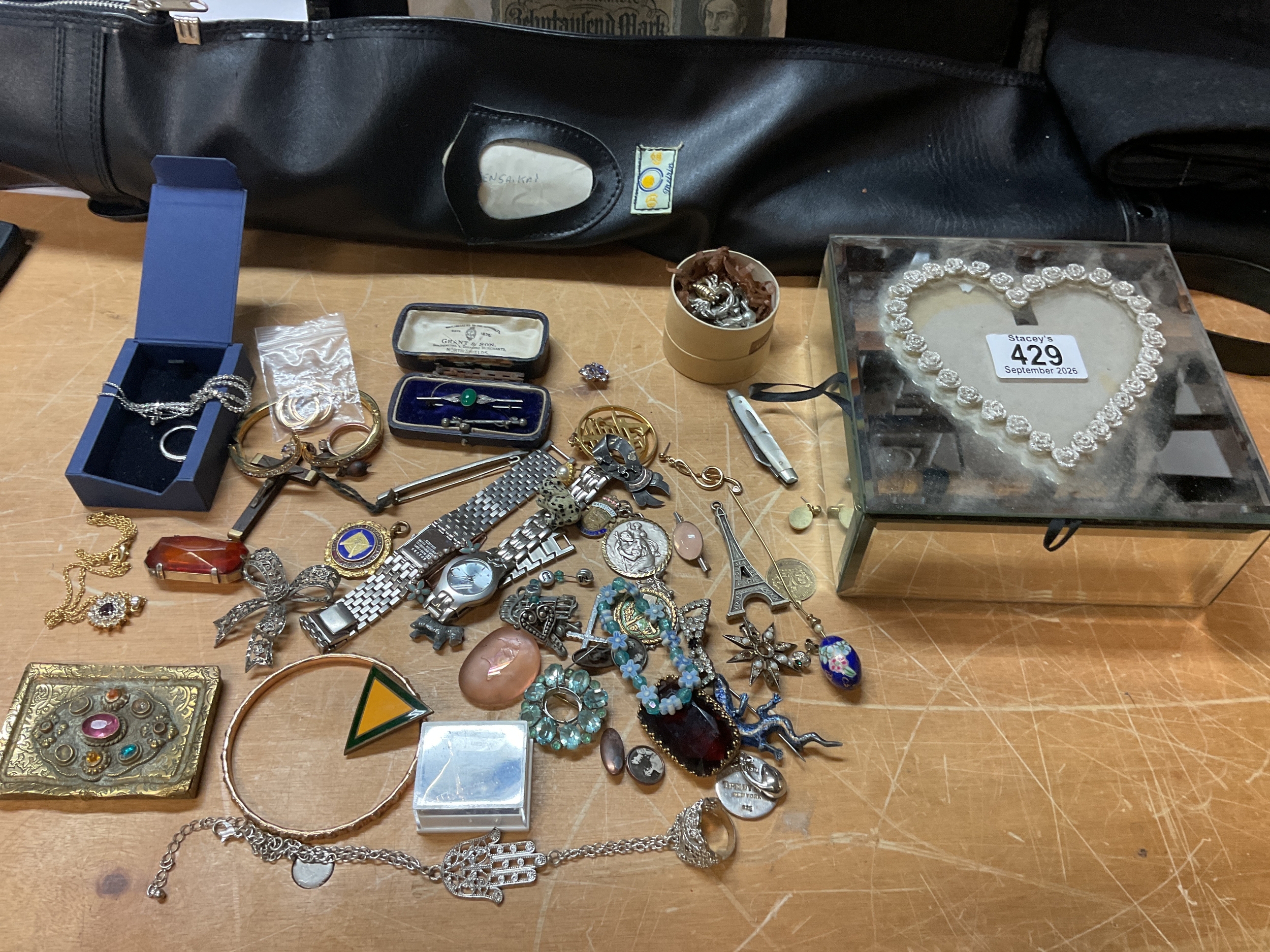 Box of dress jewellery to inc Swarovski bracelet and ring and vintage items to inc silver brooches.
