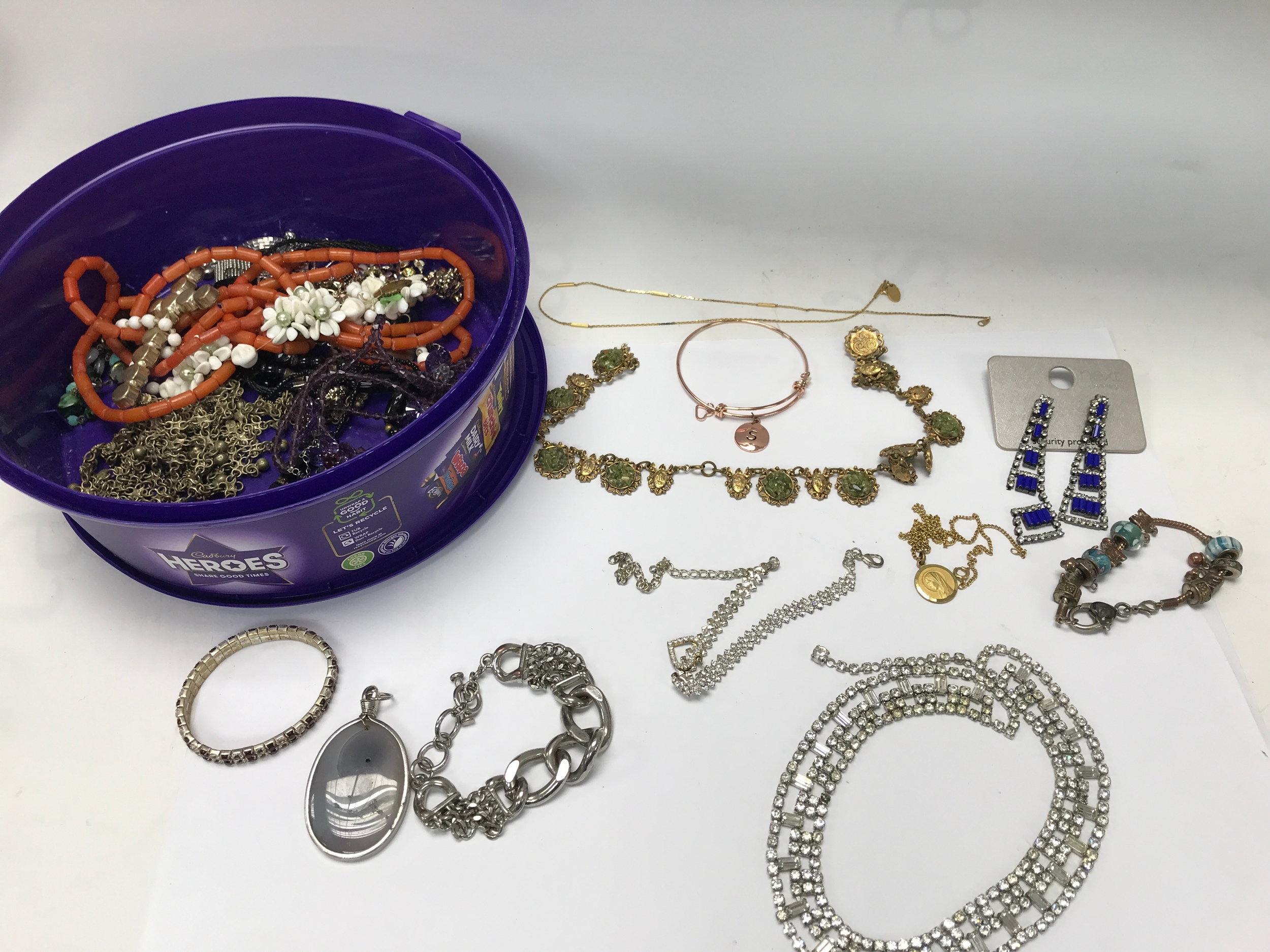 Small collection of costume jewellery.