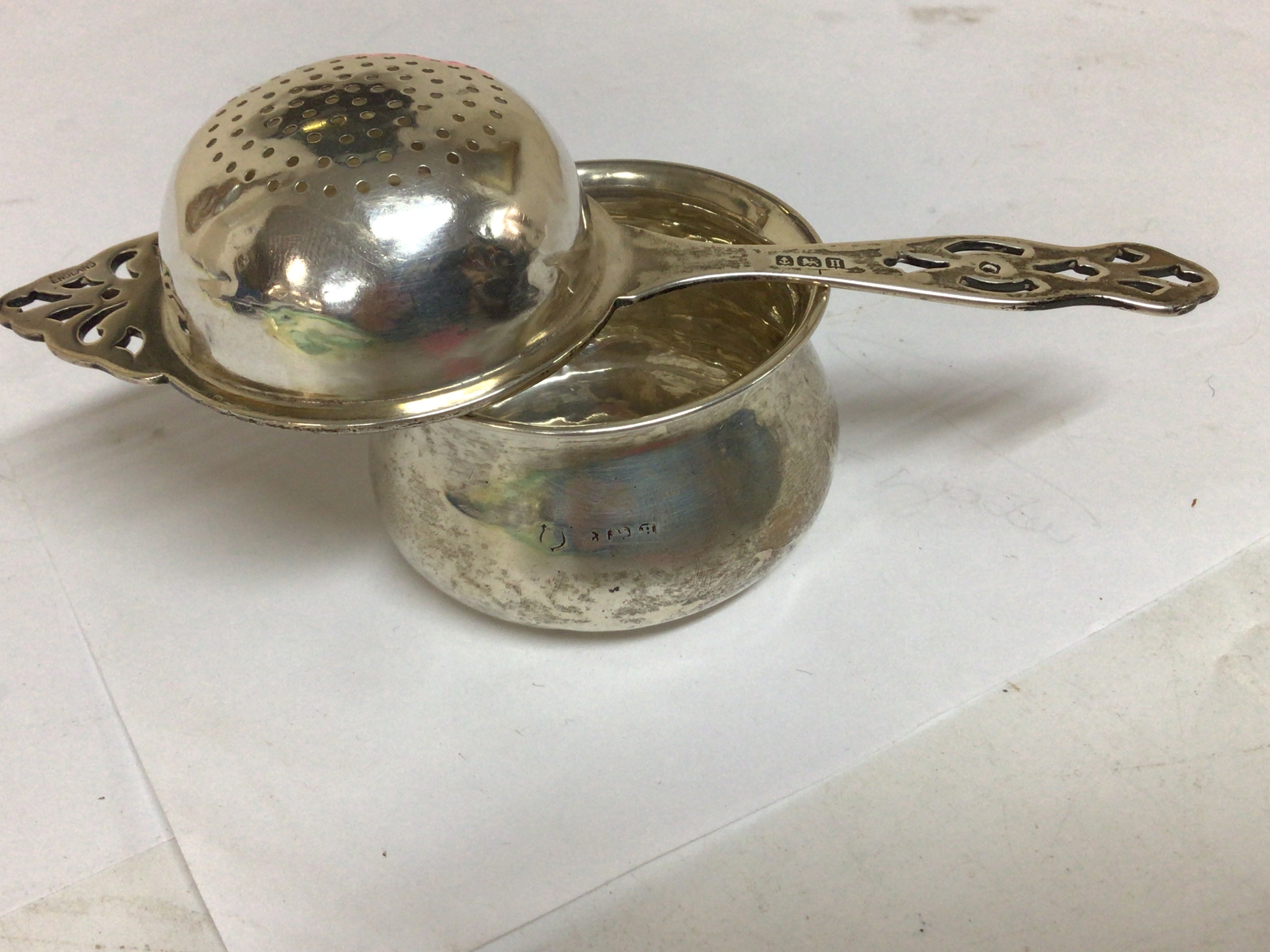  A silver tea strainer with holder weight 70g f 