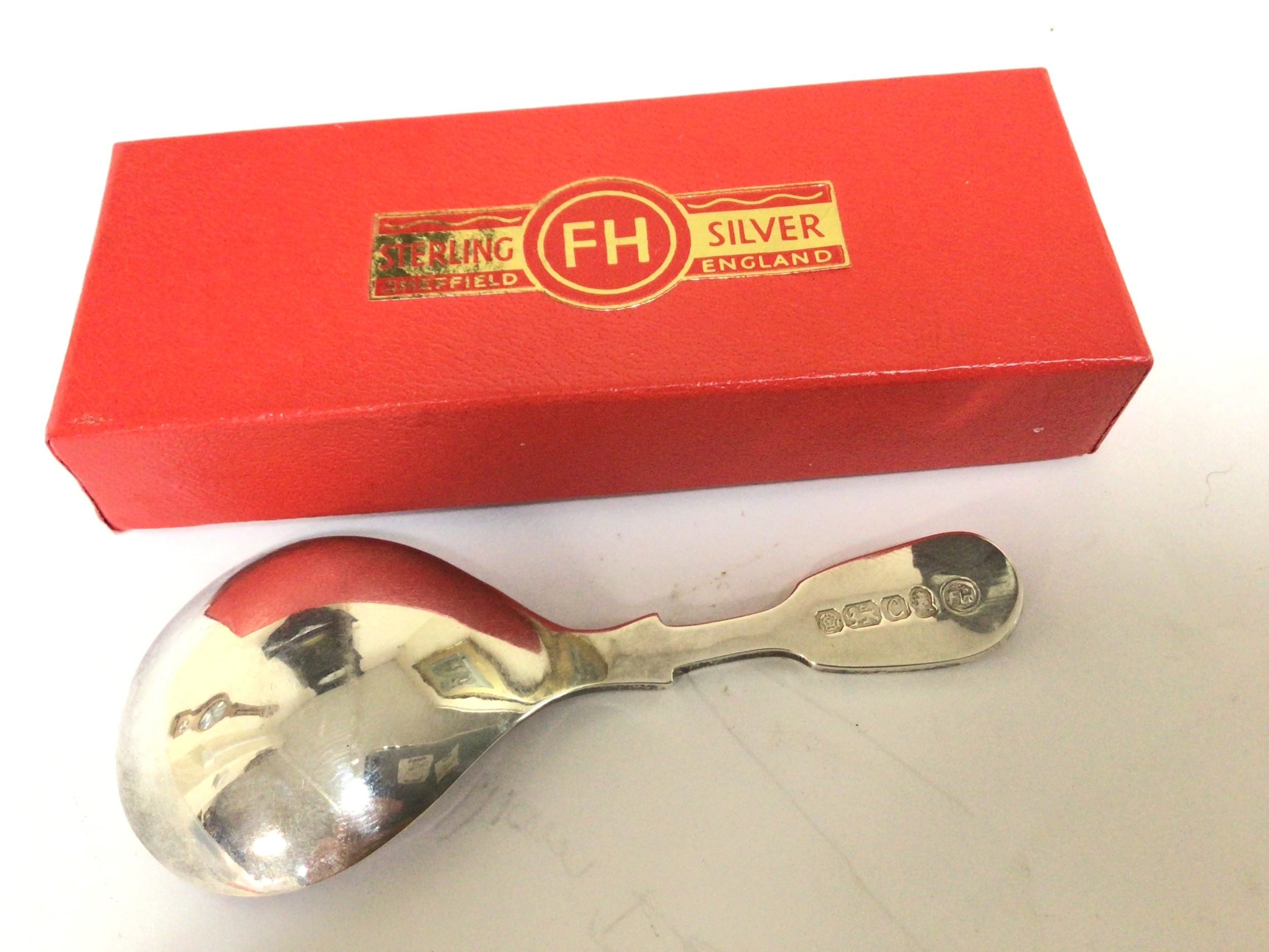  A Silver caddy spoon Silver Jubilee celebration 1977 Sheffield hallmarks in a red box FH silver. 