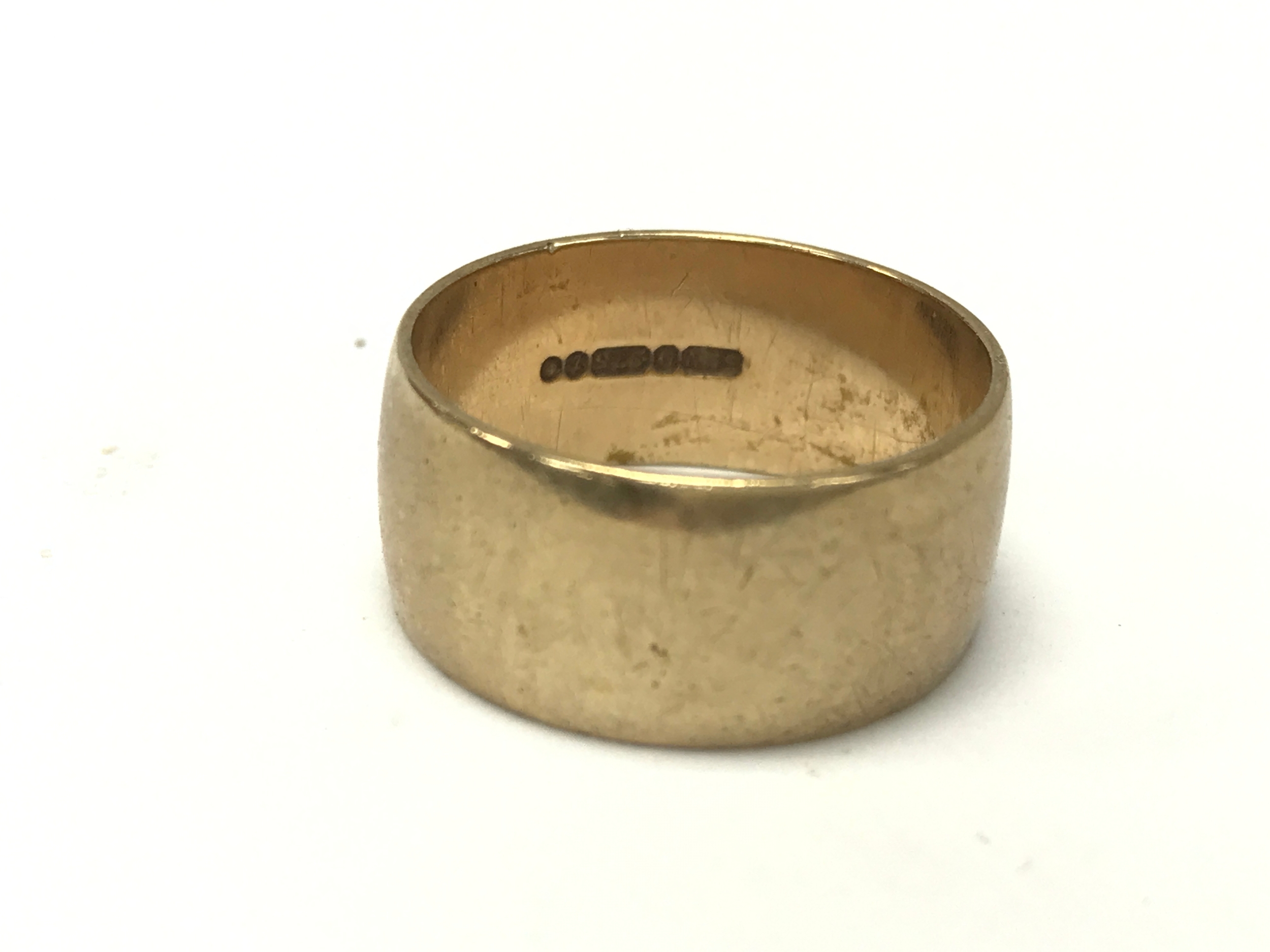 A 9ct gold wedding band. 7.4g 
