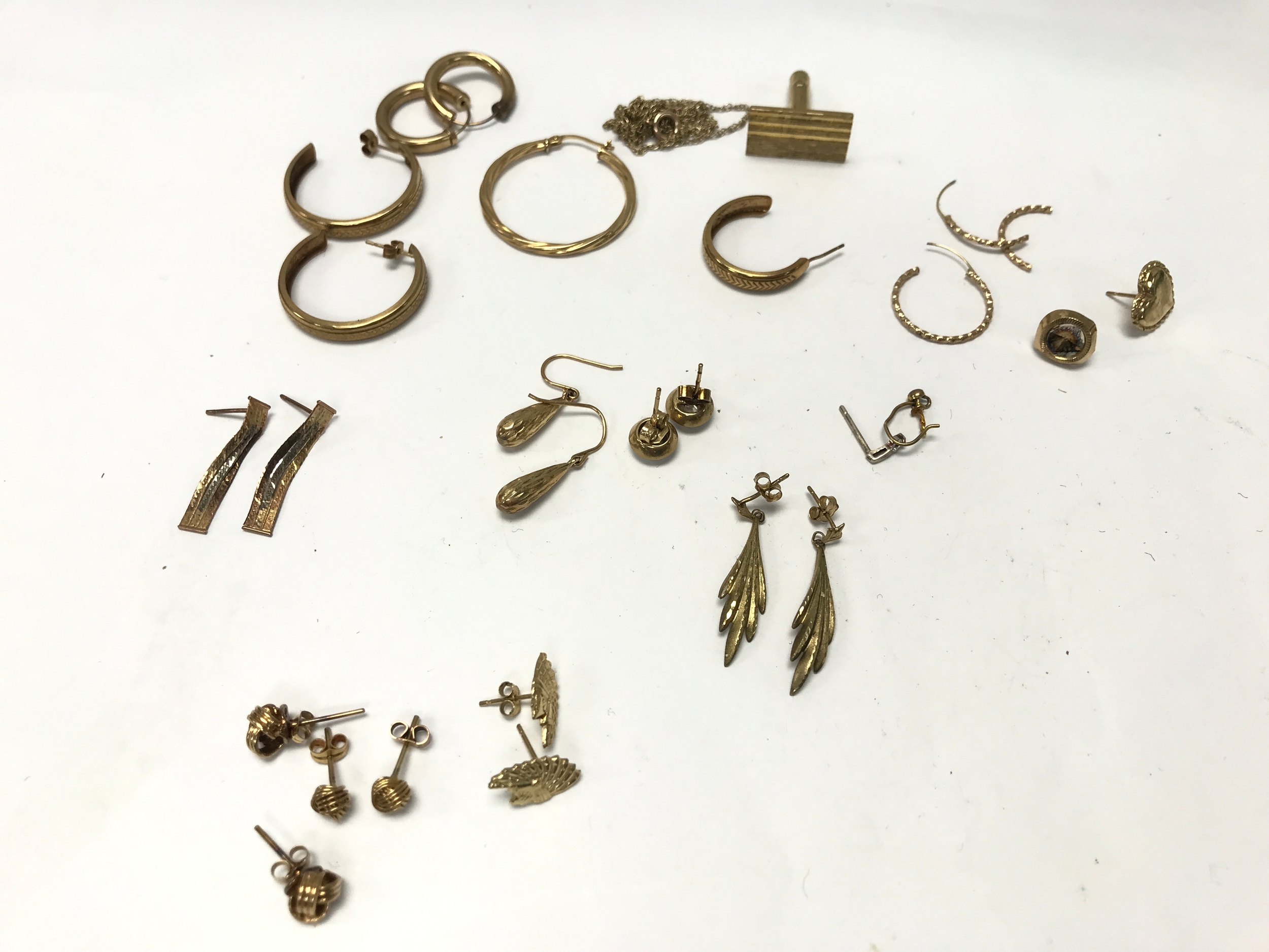 A collection of assorted 9ct gold items some A/F. Approximately 18g